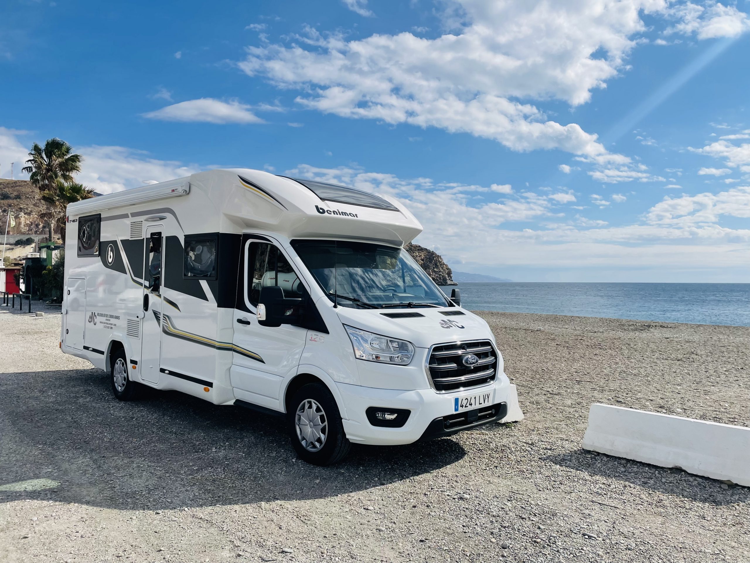 AUTOCARAVANA PERFILADA HYMER EXSIS-T EX588 En Autocaravanas Sierra Nevada llevamos más de 20 años ayudando a nuestros clientes a cumplir el sueño de viajar con libertad. Nacimos en 2004 con una idea clara: ofrecer autocaravanas de segunda mano en estado impecable, seleccionadas con exigencia y revisadas con el máximo detalle. Cada vehículo pasa por una revisión exhaustiva de más de 30 puntos, realizada por técnicos especializados que garantizan su perfecto funcionamiento. Cada vehículo es revisado y reacondicionado a fondo, cuidando cada detalle para que luzca, funcione y se sienta como nuevo, preparado para ofrecer años de fiabilidad y disfrute. Para más información o precio 💵 consulté en nuestra web www.autocaravanassierranevada.com o haga click 👉🖱️ en nuestro enlace ⬇️👇 https://autocaravanassierranevada.com/listings/hymer-exsis-t-ex588-25-79 ¿Quieres pagar a plazos? Llama y te informamos sin compromiso 📞617 79 57 19 📞687 85 35 11 EQUIPAMIENTO Y EXTRAS 👇 MOTOR: FIAT DUCATO 2.3 MULTIJET 130cv AÑO: 2014 KM: 113.000 Medidas exteriores: 6,90m x 2,70m Plazas: 4 * Medida maletero con doble acceso: (2,15m x 1,10m x 1,15m) * Camas (Gemelas Ampliable/Salón Convertible) * Chasis ALKO - Aire acondicionado de motor - AirBags (conductor y copiloto) - Velocidad de Crucero - Cierre Centralizado (en cabina) - Espejos eléctricos - Elevalunas eléctricos - Equipo Multimedia - Cámara de visión trasera - Asientos Giratorios - Mosquiteras en ventanas, claraboyas y puerta principal - Claraboyas transparentes y Claraboya panoramixa xxl en cabina - TurboVent - Frigo DOMETIC (220v, Gas, 12v, Auto) 160L capacidad - Horno a gas - Ducha con mampara dentro de aseo - Inversor de 2.000w - Batería de 95ah. - Placa Solar de 100w - Calefacción Truma Combi - 2 TV 12 V. - Escalón eléctrico de aluminio - Toldo PROSTOR de 4m. - 5 Cierre de Seguridad - Ducha exterior - Neumáticos reforzados especial camper https://autocaravanassierranevada.com/ #autocaravanasgranada #autocaravanaocasion #autocaravanasdeocasion