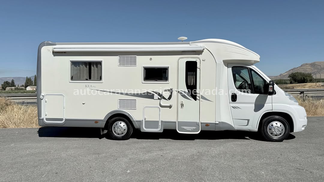 Perfilada MOBILVETTA KEA P83 Autocaravanas Sierra Nevada empresa con más de 20 años de experiencia en el sector de venta de ocasión os ofrece esta magnífica casa rodante.🗣️👉 Para más información o precio 💵 consulté en nuestra página web www.autocaravanassierranevada.com ➡️🌐💻 o haga click👉🖱️ en nuestro enlace ⬇️👇 https://autocaravanassierranevada.com/listings/mobilvetta-kea-p83/ ¿Quieres pagar a plazos? Llama y te informamos sin compromiso 📞617795719 📞621251555 Extras 👇 MOTOR:Fiat Ducato 2.3 MultiJet 130cv AÑO: 2010 KM:135.000 Medidas: 7,10m x 2,80m Plazas viajar: 4 Plazas dormir: 4 * Medida Garaje con doble portón : (2,20m x 0,75m x 0,80m) * Camas (Isla/ Salón Convertible) Extras: Aire acondicionado. AirBag(conductor y copiloto) A.S.R (Sistema antiderrapaje) Velocidad de Crucero. Cierre centralizado(en cabia) Espejos eléctricos. Elevalunas eléctricos. Radio (USB-BT-AUX-SD) Asientos giratorios. Mosquiteras en ventanas, claraboyas y puerta principal. Claraboyas XXL en salón. TurboVent. Frigo DOMETIC (220v, Gas, 12v, Auto) 150L capacidad. Extractor de humos. Ducha con mampara dentro de aseo. Batería de 95ah. Placa solar de 100w. Calefacción Truma Combi. Tv 12v. (TDT-HDMI-USB) Escalón de doble peldaño integrado. Toldo FIAMMA de 4m. 2 Cierres de seguridad. Ducha exterior. Neumáticos reforzados especial camper. #autocaravanastyle #viajarconniños #viajarenautocaravanaconniños #roadtrip #autocaravanaadventure #ventadeautocaravanas #autocaravanassierranevada #autocaravantravel #autocaravanaenlaplaya #kitcamping #differentholidays #camaisla #motorhome #caravanas1000 #camper #motorhome