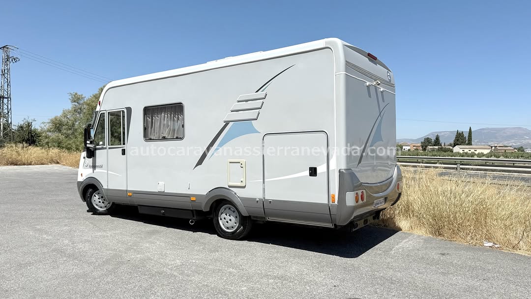 INTEGRAL HYMER B514 Autocaravanas Sierra Nevada empresa con más de 20 años de experiencia en el sector de venta de ocasión os ofrece esta magnífica casa rodante.🗣️👉 Para más información o precio 💵 consulté en nuestra página web www.autocaravanassierranevada.com ➡️🌐💻 o haga click👉🖱️ en nuestro enlace ⬇️👇 https://autocaravanassierranevada.com/listings/hymerb514-2/ ¿Quieres pagar a plazos? Llama y te informamos sin compromiso 📞617795719 📞621251555 Extras 👇 MOTOR:Fiat Ducato 2.8 JTD 128cv AÑO: 2005 KM: 69.000 Medidas:6,10 m x 2,90m Plazas viajar: 4 Plazas dormir:4 * Medida Garaje de doble portón: (2,00m x 1,40m x 1,20m) * Camas (Colgante en cabina/ Transversal) *Chasis Alko + barras de torsión EXTRAS: Aire acondicionado (de motor) Elevalunas eléctricos (sólo conductor) Radio (CD) Cámara de visión trasera Asientos giratorios Oscurecedores en cabina REMIS Mosquiteras en ventanas, claraboyas y puerta principal Claraboyas transparentes y claraboya XXL en salón y WC Frigo DOMETIC(220v, Gas, 12v) 97L capacidad Extractor de humos Ducha con mampara dentro de aseo Bateríade95ah. Calefacción TRUMATICC Escalón eléctrico de doble peldaño Toldo OMNISTOR de 4 m. 1 Cierre de seguridad en puerta principal Maletero lateral con acceso a doble suelo Neumáticosreforzados marca MICHELINespecial camper #autocaravanastyle #viajarconniños #viajarenautocaravanaconniños #roadtrip #autocaravanaadventure #ventadeautocaravanas #autocaravanassierranevada #autocaravantravel #autocaravanaenlaplaya #kitcamping #differentholidays #camaisla #motorhome #caravanas1000 #camper #motorhome