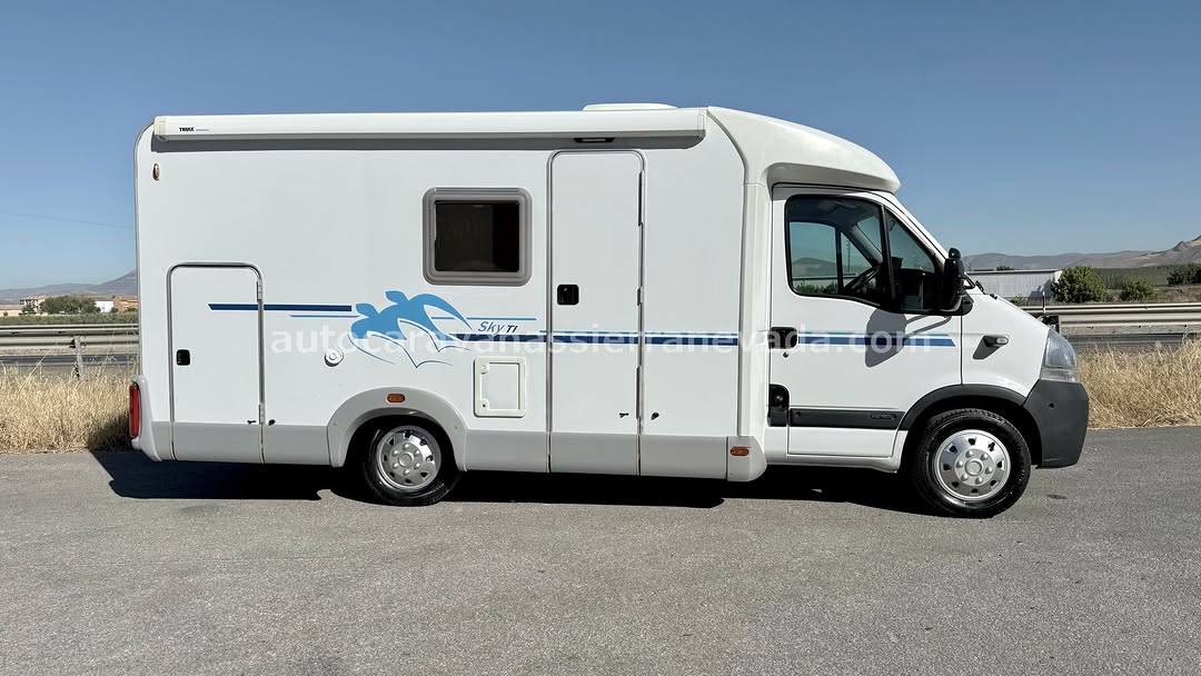 Perfilada knaus SKY TI Autocaravanas Sierra Nevada empresa con más de 20 años de experiencia en el sector de venta de ocasión os ofrece esta magnífica casa rodante.🗣️👉 Para más información o precio 💵 consulté en nuestra página web www.autocaravanassierranevada.com ➡️🌐💻 o haga click👉🖱️ en nuestro enlace ⬇️👇 https://autocaravanassierranevada.com/listings/knaus-sky-ti/ ¿Quieres pagar a plazos? Llama y te informamos sin compromiso 📞617795719 📞621251555 Extras 👇 MOTOR: Renault 2.4 DCI 120cv AÑO: 2008 KM: 91.000 Medidas: 6,10m x 2,80m Plazas viajar: 4 Plazas dormir: 4 * Medida Garaje: (2,15m x 1,40m x 1,15m) * Camas (Transversal / Salón convertible) Extras: Aire acondicionado (de motor) AirBag (solo conductor) Cierre centralizado (solo en cabina) Espejos eléctricos Elevalunas eléctricos Radio (USB-MP3-AUX-BT) Cámara de visión trasera Asientos giratorios Mosquiteras en ventanas, claraboyas y puerta principal Climatizador a 12. Frigo THETFORD (220v, Gas, 12v) 91L de capacidad Ducha dentro de aseo Batería de 100ah. Placa Solar 100w Calefacción Truma Combi Tv 12v. (TDT-USB-DVD) Escalón de doble peldaño integrado Toldo THULE de 3,5m. Neumáticos reforzados marca MICHELIN especial camper #autocaravanastyle #viajarconniños #viajarenautocaravanaconniños #roadtrip #autocaravanaadventure #ventadeautocaravanas #autocaravanassierranevada #autocaravantravel #autocaravanaenlaplaya #kitcamping #differentholidays #camaisla #motorhome #caravanas1000 #camper #motorhome
