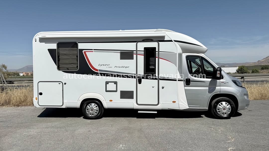 Perfilada BURSTNER LYSEO P700 PRIVILEGE Autocaravanas Sierra Nevada empresa con más de 20 años de experiencia en el sector de venta de ocasión os ofrece esta magnífica casa rodante.🗣️👉 Para más información o precio 💵 consulté en nuestra página web www.autocaravanassierranevada.com ➡️🌐💻 o haga click👉🖱️ en nuestro enlace ⬇️👇 https://autocaravanassierranevada.com/listings/burstner-lyseo-p700-privilege/ ¿Quieres pagar a plazos? Llama y te informamos sin compromiso 📞617795719 📞621251555 Extras 👇 MOTOR: Fiat Ducato 2.3 MultiJet 130cv AÑO: 2017 KM: 57.000 Medidas: 7,00m x 3,00m Plazas viajar: 4 Plazas dormir: 4 * Medida Garaje doble portón:(2,20m x 1,00m x 0,90m) * Camas (ISLA/ Colgante eléctrica en salón) Extras: Aire acondicionado(de motor) AirBag(conductor y copiloto) Velocidad de Crucero Cierre centralizado Elevalunas eléctricos Espejos eléctricos Radio (2DIN - CD-BT-USB- CAMARA TRASERA) Cámara de visión trasera Asientos giratorios Sensor de aparcamiento OscurecedoresREMIS en cabina completa Mosquiteras en ventanas , claraboyas y puerta principal Claraboyas transparentes y Claraboya panorámica XXL en cabina Frigo DOMETIC (220v, Gas, 12v-auto) 150L capacidad Extractor de humos Ducha con mampara separadadel aseo Batería de 95ah. Placa solar de 80w. Calefacción Truma inet ready Tv 12v. (TDT-HDMI-USB) Escalón eléctrico de aluminio Toldo DOMETICde 4m. Portabicis THULE para 2 elevable Neumáticos reforzados especial camper #autocaravanastyle #viajarconniños #viajarenautocaravanaconniños #roadtrip #autocaravanaadventure #ventadeautocaravanas #autocaravanassierranevada #autocaravantravel #autocaravanaenlaplaya #kitcamping #differentholidays #camaisla #motorhome #caravanas1000 #camper #motorhome