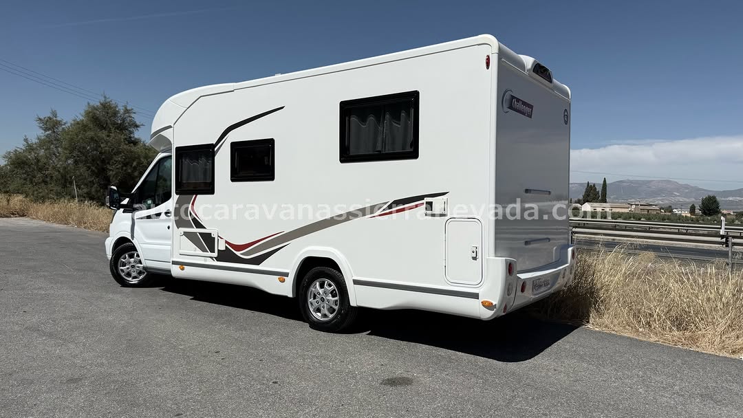 Perfilada CHALLENGER 288EB QUARTZ Autocaravanas Sierra Nevada empresa con más de 20 años de experiencia en el sector de venta de ocasión os ofrece esta magnífica casa rodante.🗣️👉 Para más información o precio 💵 consulté en nuestra página web www.autocaravanassierranevada.com ➡️🌐💻 o haga click👉🖱️ en nuestro enlace ⬇️👇 https://autocaravanassierranevada.com/listings/challenger-288eb-quartz/ ¿Quieres pagar a plazos? Llama y te informamos sin compromiso 📞617795719 📞621251555 Extras 👇 MOTOR: Ford 2.0 TDCI 170cv AÑO: 2017 KM: 27.000 Medidas: 6,80m x 3,10m Plazas viajar: 4 Plazas dormir: 4 * Medida Garaje con doble portón: (2,15m x 0,90m x 1,20m) * Camas (Isla elevable / Colgante eléctrica) * Cadena de distribución * Suspensión Neumática Extras: Aire acondicionado (de motor) AirBag(conductor y copiloto) Velocidad de crucero Cierre centralizado (en cabina) Espejos eléctricos Elevalunas eléctricos Radio Original Ford (USB- BT -AUX) Cámara de visión trasera Asientos giratorios Mosquiteras en ventanas, claraboyas y puerta principal Claraboyas transparentes y Claraboya panorámica en cabina Frigo THETFORD (220v, Gas, 12v, Auto) 175L capacidad Ducha con mampara separada de aseo Batería de 95ah. Placa solar de 80w. Calefacción TRUMA combi inetready a gasoil Tv 12v. (TDT-HDMI-USB-DVD) Escalón de doble peldaño integrado Toldo FIAMMA de 3,5m. Neumáticos reforzados marca MICHELIN especial camper #autocaravanastyle #viajarconniños #viajarenautocaravanaconniños #roadtrip #autocaravanaadventure #ventadeautocaravanas #autocaravanassierranevada #autocaravantravel #autocaravanaenlaplaya #kitcamping #differentholidays #camaisla #motorhome #caravanas1000 #camper #motorhome