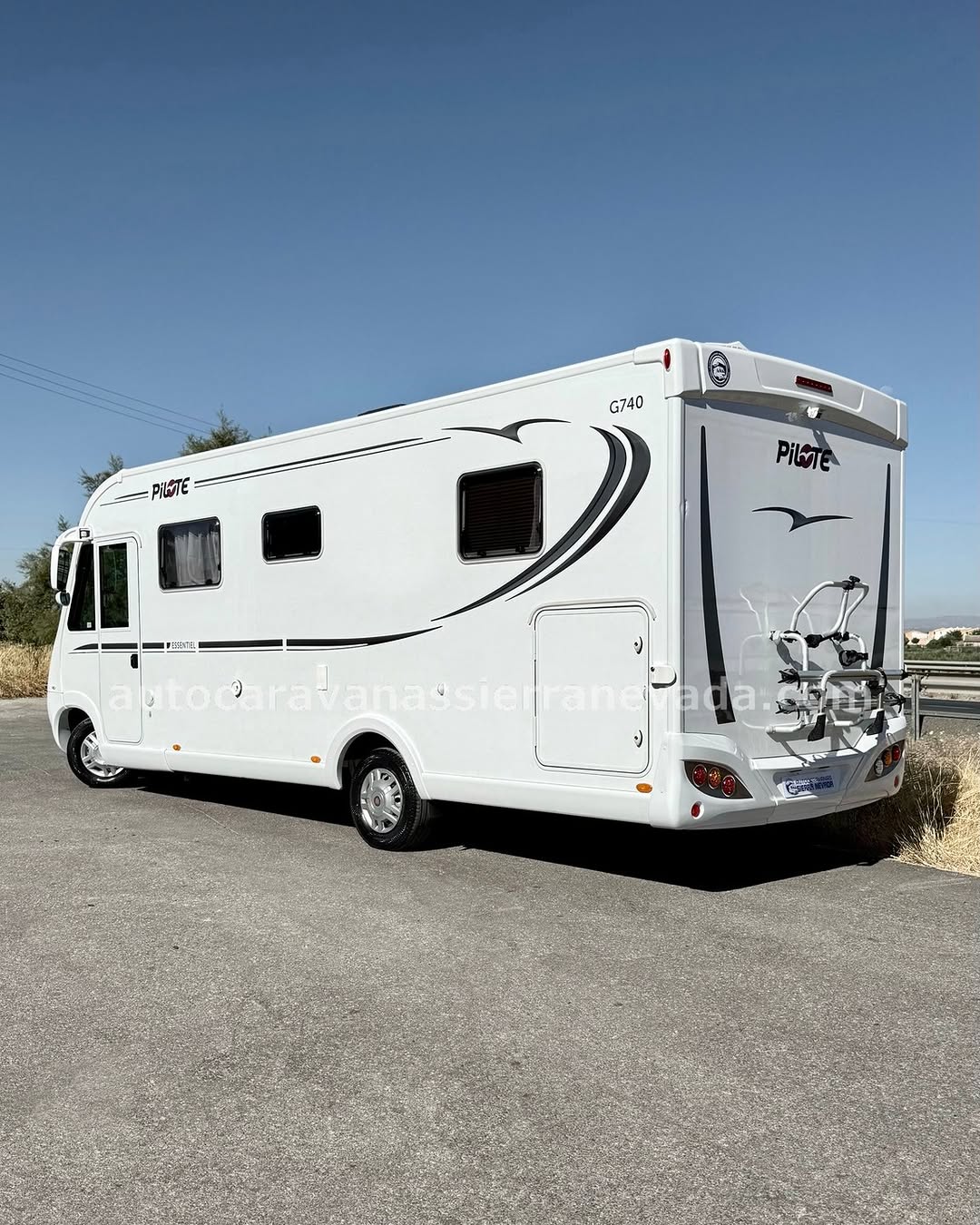 Integral PILOTE ESSENTIEL G740 Autocaravanas Sierra Nevada empresa con más de 20 años de experiencia en el sector de venta de ocasión os ofrece esta magnífica casa rodante.🗣️👉 Para más información o precio 💵 consulté en nuestra página web www.autocaravanassierranevada.com ➡️🌐💻 o haga click👉🖱️ en nuestro enlace ⬇️👇 https://autocaravanassierranevada.com/listings/pilote-essentiel-g740-2/ ¿Quieres pagar a plazos? Llama y te informamos sin compromiso 📞617795719 📞621251555 Extras 👇 MOTOR: Fiat Ducato 2.3 MultiJet 150cv AÑO: 2016 KM: 69.000 Medidas: 7,40m x 3,00m Plazas viajar: 4 Plazas dormir: 4 * Medida Garaje con doble portón:(2,20m x 1,00m x 0,90m) * Camas (Isla/ Colgante en cabina) Extras: Aire acondicionado(de motor) AirBag(conductor y copiloto) Velocidad de Crucero Cierre centralizado Espejos eléctricos Elevalunas eléctricos (sólo conductor) Radio (CD-BT-USB) Cámara de visión trasera Asientos giratorios Oscurecedores REMIS en cabina Parasoles enrollables manuales Mosquiteras en ventanas, claraboyas y puerta principal Claraboyas transparentes y Claraboya xxl en salón Aire acondicionado 220v Frigo DOMETIC (220v, Gas, 12v, Auto) 160L capacidad Extractor de humos Ducha con mampara separada de aseo Bateríade 95ah. 2 Placa solar con regulador MPPT de 100w. Calefacción TRUMA INET READY Tv 12v. (TDT-HDMI-USB-DVD) Escalón eléctrico de aluminio Toldo FIAMMA de 4,5m. Escalera trasera para subir a techo Patas estabilizadoras Portabicis para 2 2 Cierres de Seguridad Suspensión neumática auto-inflado desde cabina Neumáticos reforzados especial camper #autocaravanastyle #viajarconniños #viajarenautocaravanaconniños #roadtrip #autocaravanaadventure #ventadeautocaravanas #autocaravanassierranevada #autocaravantravel #autocaravanaenlaplaya #kitcamping #differentholidays #camaisla #motorhome #caravanas1000 #camper