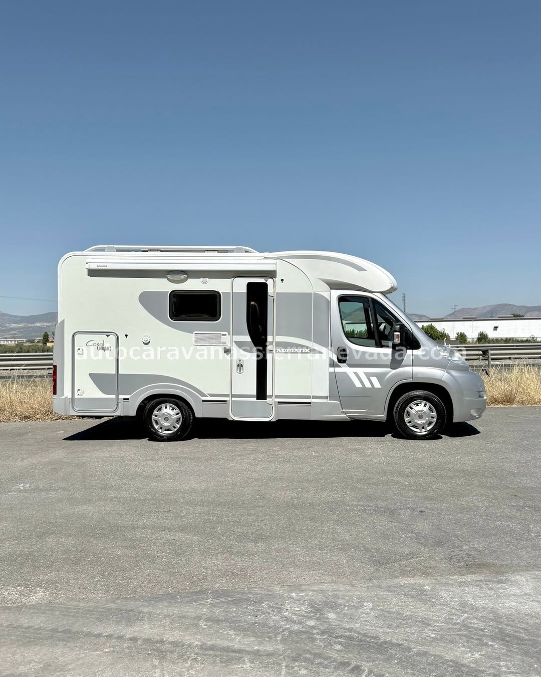 Perfilada ADRIA CORAL COMPACT

Autocaravanas Sierra Nevada empresa con más de 20 años de experiencia en el sector de venta de ocasión os ofrece esta magnífica casa rodante.🗣️👉 Para más información o precio 💵 consulté en nuestra página web

www.autocaravanassierranevada.com

➡️🌐💻 o haga click👉🖱️ en nuestro enlace ⬇️👇

https://autocaravanassierranevada.com/listings/adria-coral-compact/

¿Quieres pagar a plazos?
Llama y te informamos sin compromiso

📞617795719
📞621251555

Extras 👇

MOTOR: Fiat Ducato 2.3 Multijet 130cv
AÑO: 2008
KM: 152.000
Medidas: 5,90m x 2,80m
Plazas viajar: 4
Plazas dormir: 4
* Medida maletero doble portón: (2,00m x 0,80m x 1,10m)
* Camas (Transversal/Salón Convertible)

Extras:
Aire acondicionado (de motor)
AirBag(solo conductor)
Velocidad de Crucero
Cierre centralizado(en cabina)
Espejos eléctricos
Elevalunas eléctricos
Radio CD
Sensor de Aparcamiento
Asientos giratorios
Oscurecedores REMIS en cabina completa
Mosquiteras en ventanas, claraboyas y puerta principal
Claraboyas transparentes y Claraboya xxl en cama trasera
Frigo DOMETIC (220v, Gas, 12v, Auto) 106L capacidad
Extractor de humos
Ducha dentro de aseo
Baterías de 95ah.
Placa solar de 100w.
Calefacción truma combi
Escalón de doble peldaño integrado
Toldo PROSTOR de 2,5m.
Patas estabilizadoras
Baca de aluminio
1 Cierres de seguridad
Neumáticos reforzados especial camper

#autocaravanastyle #viajarconniños #viajarenautocaravanaconniños #roadtrip #autocaravanaadventure #ventadeautocaravanas #autocaravanassierranevada #autocaravantravel #autocaravanaenlaplaya #kitcamping #differentholidays #camaisla #motorhome #caravanas1000 #camper
