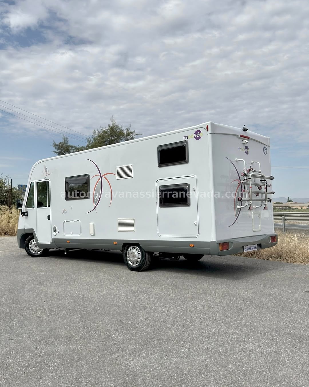 Integral MOOVEO i 717 Autocaravanas Sierra Nevada empresa con más de 20 años de experiencia en el sector de venta de ocasión os ofrece esta magnífica casa rodante.🗣️👉 Para más información o precio 💵 consulté en nuestra página web www.autocaravanassierranevada.com ➡️🌐💻 o haga click👉🖱️ en nuestro enlace ⬇️👇 https://autocaravanassierranevada.com/listings/mooveo-i717/ ¿Quieres pagar a plazos? Llama y te informamos sin compromiso 📞617795719 📞621251555 Extras 👇 MOTOR: Fiat Ducato 2.3 Multijet 130cv AÑO: 2011 KM: 75.000 Medidas: 7,20m x 3,00m Plazas viajar: 6 Plazas dormir: 6 * Medida Garaje : (0,60m x 1,90m x 1,20m) * Camas (Literas / Colgante en cabina/Salón convertible) Extras: Aire acondicionado(de motor) Elevalunas eléctricos(sólo conductor) Radio (CD-USB-AUX) Cámara de visión trasera Asiento giratorio(SOLO CONDUCTOR) Mosquiteras en ventanas, claraboyas Claraboya xxl en salón Frigo DOMETIC (220v, Gas, 12v) 142L capacidad Ducha con mampara dentro de aseo Batería de 100ah. Placa solar de 100w. Calefacción TRUMATIC de radiador Tv 12v. (sistema android smart TV-HDMI-USB) Escalón de aluminio manual Toldo TRISTOR de 4m. Portabicis CARRY BIKE para 4 Neumáticos reforzados marca CONTINENTAL especial camper #autocaravanastyle #viajarconniños #viajarenautocaravanaconniños #roadtrip #autocaravanaadventure #ventadeautocaravanas #autocaravanassierranevada #autocaravantravel #autocaravanaenlaplaya #kitcamping #differentholidays #camaisla #motorhome #caravanas1000 #camper