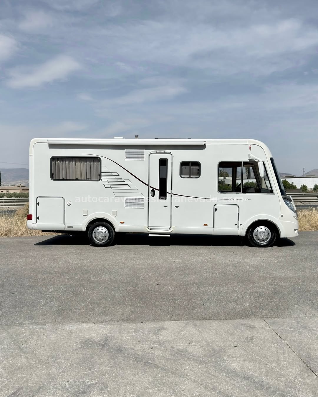 Integral HYMER B598 Autocaravanas Sierra Nevada empresa con más de 20 años de experiencia en el sector de venta de ocasión os ofrece esta magnífica casa rodante.🗣️👉 Para más información o precio 💵 consulté en nuestra página web www.autocaravanassierranevada.com ➡️🌐💻 o haga click👉🖱️ en nuestro enlace ⬇️👇 https://autocaravanassierranevada.com/listings/hymer-b598-3/ ¿Quieres pagar a plazos? Llama y te informamos sin compromiso 📞617795719 📞621251555 Extras 👇 MOTOR: Fiat Ducato 2.3 MultiJet 130cv AÑO: 2011 KM: 79.000 Medidas: 6,90m x 2,90m Plazas viajar: Plazas dormir: * Medida Garaje: (2,10m x 0,95m x 0,80m) * Camas (Semi-Isla / Colgante en cabina) * SUSPENSIÓN NEUMÁTICA con autoinflado desde maletero EXTRAS: Aire acondicionado(de motor) AirBag (conductor y copiloto) A.S.R (Sistema antiderrapaje) Velocidad de Crucero Espejos eléctricos Elevalunas eléctricos (sólo conductor) Radio (CD-MP3-AUX) Cámara de visión trasera Asientos giratorios Oscurecedores REMIS en cabina completa Mosquiteras en ventanas, claraboyas y puerta principal Claraboyas transparentes y Claraboya xxl en salón TurboVent en wc Frigo THETFORD (220v, Gas, 12v, Auto) 175L capacidad Horno Ducha con mampara separada de aseo Batería de 100ah. Placa solar de 100w. Calefacción Truma Combi Escalón eléctrico de aluminio Toldo de 4m. Neumáticos reforzados marca MICHELIN especial camper #autocaravanastyle #viajarconniños #viajarenautocaravanaconniños #roadtrip #autocaravanaadventure #ventadeautocaravanas #autocaravanassierranevada #autocaravantravel #autocaravanaenlaplaya #kitcamping #differentholidays #camaisla #motorhome #caravanas1000 #camper