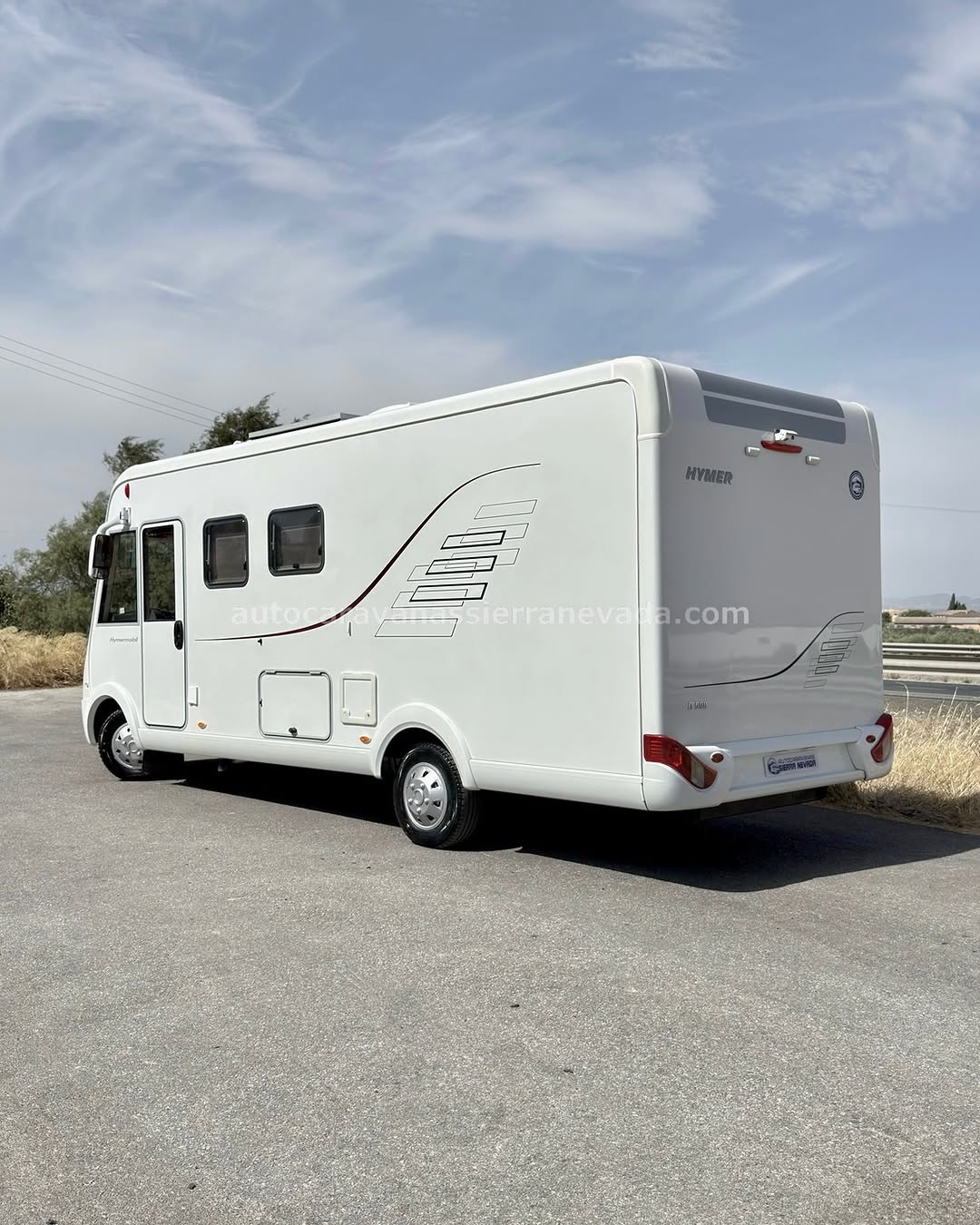 Integral HYMER B598

Autocaravanas Sierra Nevada empresa con más de 20 años de experiencia en el sector de venta de ocasión os ofrece esta magnífica casa rodante.🗣️👉 Para más información o precio 💵 consulté en nuestra página web

www.autocaravanassierranevada.com

➡️🌐💻 o haga click👉🖱️ en nuestro enlace ⬇️👇

https://autocaravanassierranevada.com/listings/hymer-b598-3/

¿Quieres pagar a plazos?
Llama y te informamos sin compromiso

📞617795719
📞621251555

Extras 👇

MOTOR: Fiat Ducato 2.3 MultiJet 130cv
AÑO: 2011
KM: 79.000
Medidas: 6,90m x 2,90m
Plazas viajar:
Plazas dormir:
* Medida Garaje: (2,10m x 0,95m x 0,80m)
* Camas (Semi-Isla / Colgante en cabina)
* SUSPENSIÓN NEUMÁTICA con autoinflado desde maletero

EXTRAS:
Aire acondicionado(de motor)
AirBag (conductor y copiloto)
A.S.R (Sistema antiderrapaje)
Velocidad de Crucero
Espejos eléctricos
Elevalunas eléctricos (sólo conductor)
Radio (CD-MP3-AUX)
Cámara de visión trasera
Asientos giratorios
Oscurecedores REMIS en cabina completa
Mosquiteras en ventanas, claraboyas y puerta principal
Claraboyas transparentes y Claraboya xxl en salón
TurboVent en wc
Frigo THETFORD (220v, Gas, 12v, Auto) 175L capacidad
Horno
Ducha con mampara separada de aseo
Batería de 100ah.
Placa solar de 100w.
Calefacción Truma Combi
Escalón eléctrico de aluminio
Toldo de 4m.
Neumáticos reforzados marca MICHELIN especial camper

#autocaravanastyle #viajarconniños #viajarenautocaravanaconniños #roadtrip #autocaravanaadventure #ventadeautocaravanas #autocaravanassierranevada #autocaravantravel #autocaravanaenlaplaya #kitcamping #differentholidays #camaisla #motorhome #caravanas1000 #camper