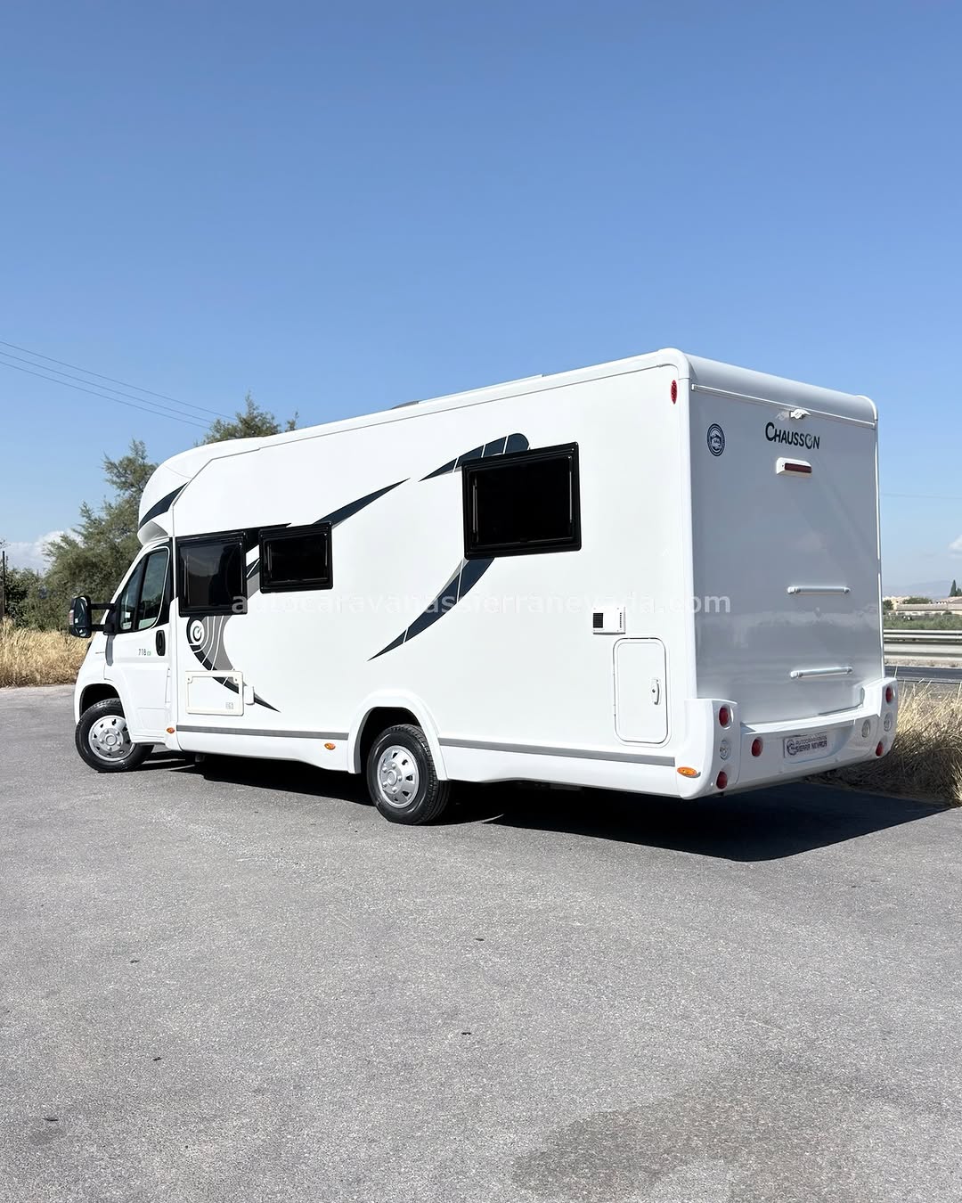 Perfilada CHAUSSON 718 E

Autocaravanas Sierra Nevada empresa con más de 20 años de experiencia en el sector de venta de ocasión os ofrece esta magnífica casa rodante.🗣️👉 Para más información o precio 💵 consulté en nuestra página web

www.autocaravanassierranevada.com

➡️🌐💻 o haga click👉🖱️ en nuestro enlace ⬇️👇

https://autocaravanassierranevada.com/listings/chausson-718-eb/

¿Quieres pagar a plazos?
Llama y te informamos sin compromiso

📞617795719
📞621251555

Extras 👇

MOTOR: Fiat Ducato 2.3 Multijet 130cv
AÑO: 2015
KM: 64.000
Medidas: 7,40m x 3,05m
Plazas viajar: 4
Plazas dormir: 4
* Medida Garaje con doble portón : (2,20m x 0,90m x 1,20m)
* Camas (Isla elevable/ Colgante en salón)
* SUSPENSIÓN NEUMÁTICA con autoinflado desde cabina

Extras:
Aire acondicionado(de motor)
AirBag (conductor y copiloto)
Velocidad de Crucero
Cierre centralizado(en cabina)
Espejos eléctricos
Elevalunas eléctricos
Radio (CD-USB-AUX)
Cámara de visión trasera
Asientos giratorios
Oscurecedores REMIS en cabina completa
Mosquiteras en ventanas, claraboyas y puerta principal
Claraboyas transparentes y Claraboya panorámica xxl en cabina
Frigo THETFORD (220v, Gas, 12v, Auto) 175L capacidad
Ducha con mampara separada de aseo
Inversor WAECO de 900.w
Batería de LITIO 160ah.
Placa solar de 100w.
Calefacción Truma Inet Ready a GASOIL
Tv 12v. (TDT-HDMI-USB-DVD)
Escalón de doble peldaño integrado
Toldo FIAMMA F45 de 4m.
Neumáticos reforzados especial camper

#autocaravanastyle #viajarconniños #viajarenautocaravanaconniños #roadtrip #autocaravanaadventure #ventadeautocaravanas #autocaravanassierranevada #autocaravantravel #autocaravanaenlaplaya #kitcamping #differentholidays #camaisla #motorhome #caravanas1000 #camper