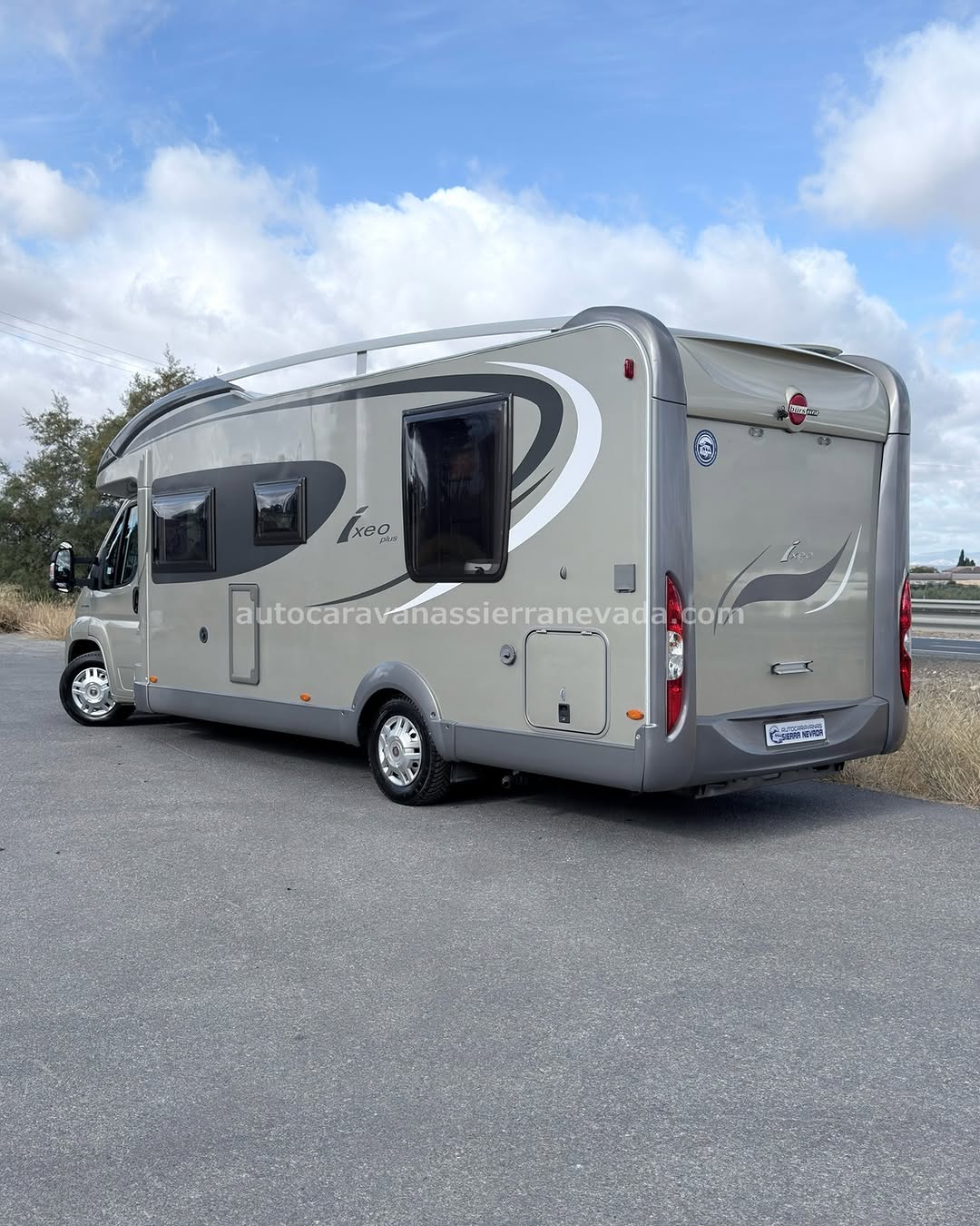 Perfilada BURSTNER Ixeo PLUS IT 724 Autocaravanas Sierra Nevada empresa con más de 20 años de experiencia en el sector de venta de ocasión os ofrece esta magnífica casa rodante.🗣️👉 Para más información o precio 💵 consulté en nuestra página web www.autocaravanassierranevada.com ➡️🌐💻 o haga click👉🖱️ en nuestro enlace ⬇️👇 https://autocaravanassierranevada.com/listings/burstner-ixeo-plus-it-724/ ¿Quieres pagar a plazos? Llama y te informamos sin compromiso 📞617795719 📞621251555 Extras 👇 MOTORFiat Ducato 2.3 MultiJet 130cv AÑO: 2010 KM:105.000 Medidas: 7,50m x 2,80m Plazas viajar: 4 Plazas dormir: 4 * Medida Garaje con doble portón:(2,15m x 0,95m x 0,85m) * Camas (Colgante eléctrica en salón / Isla) *Chasis ALKO Extras: Aire acondicionado(de motor) AirBag (conductor) Velocidad de Crucero Cierre centralizado (en cabina) Elevalunas eléctricos Espejos eléctricos Radio (2DIN-CD- USB-BT) Cámara de visión trasera Asientos giratorios Oscurecedores REMIS en cabina Mosquiteras en ventanas ,claraboyas y puerta principal Claraboyas transparentes y Claraboya panorámica XXL en cabina Frigo DOMETIC (220v, Gas, 12v) 160L capacidad Ducha con mampara separada de aseo Batería de 100ah. Placa solar de 100w. Calefacción Truma Combi TV.12v(TDT-HDMI-USB-DVD) Escalón eléctrico de aluminio Toldo FIAMMA de 4m. Baca de aluminio Patas estabilizadoras Neumáticos reforzados marca MICHELIN especial camper #autocaravanastyle #viajarconniños #viajarenautocaravanaconniños #roadtrip #autocaravanaadventure #ventadeautocaravanas #autocaravanassierranevada #autocaravantravel #autocaravanaenlaplaya #kitcamping #differentholidays #camaisla #motorhome #caravanas1000 #camper