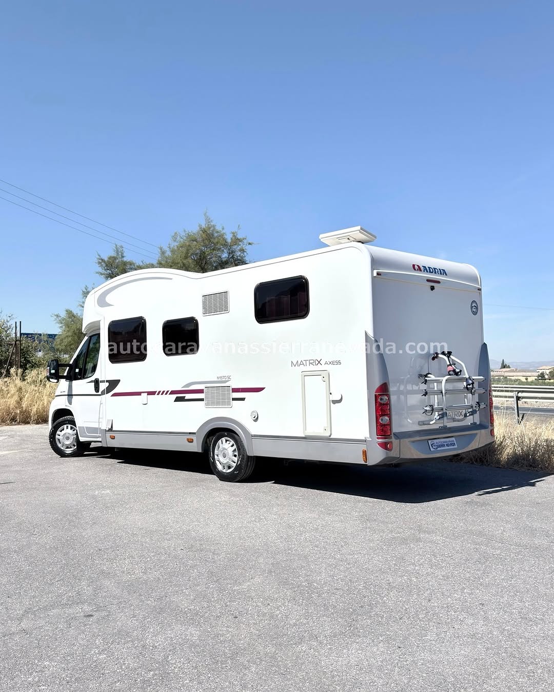 Perfilada ADRIA AXCESS 670 Autocaravanas Sierra Nevada empresa con más de 20 años de experiencia en el sector de venta de ocasión os ofrece esta magnífica casa rodante.🗣️👉 Para más información o precio 💵 consulté en nuestra página web www.autocaravanassierranevada.com ➡️🌐💻 o haga click👉🖱️ en nuestro enlace ⬇️👇 https://autocaravanassierranevada.com/listings/adria-axcess-670/ ¿Quieres pagar a plazos? Llama y te informamos sin compromiso 📞617795719 📞621251555 Extras 👇 MOTOR: Fiat Ducato 2.3 Multijet 130cv AÑO: 2012 KM:116.000 Medidas: 7,20m x 2,90m Plazas viajar: 5 Plazas dormir: 5 * Medida maleteros: (2,15m x 1,05m x 1,20m) * Camas (Isla / Colgante en salón/Salón convertible) Extras: Aire acondicionado( de motor) AirBag(solo conductor) Velocidad de Crucero Cierre centralizado( en cabina) Espejos eléctricos Elevalunas eléctricos Radio (2DIN-CD-USB-SD-AUX-BT-NAVEGADOR) Cámara de visión trasera(en radio) Asientos giratorios Oscurecedores REMIS en cabina Mosquiteras en ventanas, claraboyas Claraboyas transparentes y Claraboya panorámica xxl en cabina y XXL salón Frigo DOMETIC (220v, Gas, 12v, Auto) 189L capacidad Ducha con mampara dentro de aseo Inverter de 1000w. 2 Batería de 95ah. 2 Placa solar de 100w. Calefacción Truma Combi Tv 12v. (TDT - HDMI - USB - DVD) Escalón de doble peldaño integrado Toldo PROSTORde 4m. Portabicis THULE para 3 3 cierres de seguridad Neumáticos reforzados especial camper #autocaravanastyle #viajarconniños #viajarenautocaravanaconniños #roadtrip #autocaravanaadventure #ventadeautocaravanas #autocaravanassierranevada #autocaravantravel #autocaravanaenlaplaya #kitcamping #differentholidays #camaisla #motorhome #caravanas1000 #camper