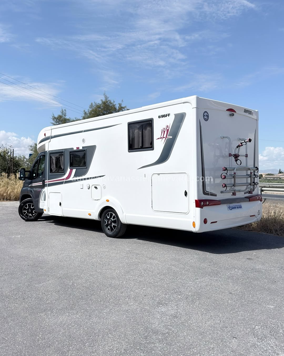 Perfilada RAPIDO 696FF Autocaravanas Sierra Nevada empresa con más de 20 años de experiencia en el sector de venta de ocasión os ofrece esta magnífica casa rodante.🗣️👉 Para más información o precio 💵 consulté en nuestra página web www.autocaravanassierranevada.com ➡️🌐💻 o haga click👉🖱️ en nuestro enlace ⬇️👇 https://autocaravanassierranevada.com/listings/rapido-696ff/ ¿Quieres pagar a plazos? Llama y te informamos sin compromiso 📞617795719 📞621251555 Extras 👇 MOTOR: Fiat Ducato 2.3 Multijet 130cv AÑO: 2016 KM: 91.000 Medidas: 7,30m x 3,00m Plazas viajar: 4 Plazas dormir: 4 * Medida Garaje con doble portón : (2,20m x 1,15m x 0,87m) * Camas (Isla / Colgante en salón) * SALÓN FACE TO FACE Extras: Aire acondicionado(de motor) AirBag (conductor y copiloto) Velocidad de Crucero Cierre centralizado Espejos eléctricos Elevalunas eléctricos Radio (2DIN-USB-BT) Cámara de visión trasera Asientos giratorios Oscurecedores REMIS en cabina completa Mosquiteras en ventanas, claraboyas y puerta principal Claraboyas transparentes y Claraboya panorámica xxl en cabina Frigo THETFORD (220v, Gas, 12v, Auto) 149L capacidad Horno Extractor de humos Ducha con mampara separada de aseo Batería de 95ah. Placa solar de 100w. Calefacción Truma Combi Escalón de doble peldaño integrado Toldo THULE de 4m. Portabicis FIAMMA CARRY BIKE para 3 Neumáticos reforzados marca MICHELIN especial camper #autocaravanastyle #viajarconniños #viajarenautocaravanaconniños #roadtrip #autocaravanaadventure #ventadeautocaravanas #autocaravanassierranevada #autocaravantravel #autocaravanaenlaplaya #kitcamping #differentholidays #camaisla #motorhome #caravanas1000 #camper