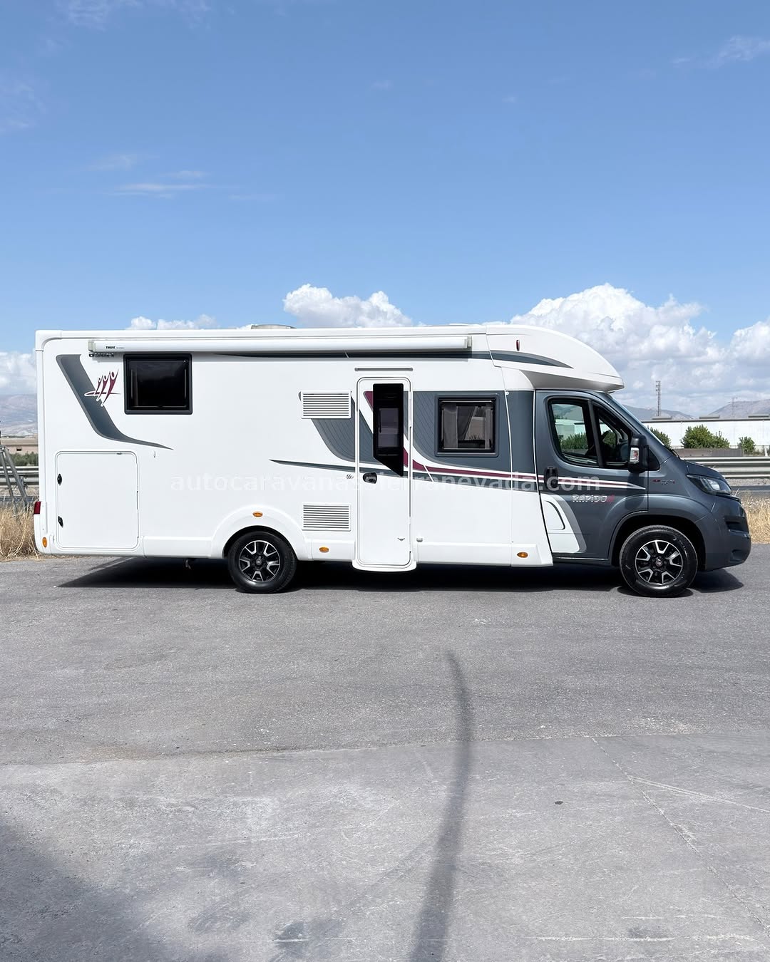 Perfilada RAPIDO 696FF

Autocaravanas Sierra Nevada empresa con más de 20 años de experiencia en el sector de venta de ocasión os ofrece esta magnífica casa rodante.🗣️👉 Para más información o precio 💵 consulté en nuestra página web

www.autocaravanassierranevada.com

➡️🌐💻 o haga click👉🖱️ en nuestro enlace ⬇️👇

https://autocaravanassierranevada.com/listings/rapido-696ff/

¿Quieres pagar a plazos?
Llama y te informamos sin compromiso

📞617795719
📞621251555

Extras 👇

MOTOR: Fiat Ducato 2.3 Multijet 130cv
AÑO: 2016
KM: 91.000
Medidas: 7,30m x 3,00m
Plazas viajar: 4
Plazas dormir: 4
* Medida Garaje con doble portón : (2,20m x 1,15m x 0,87m)
* Camas (Isla / Colgante en salón)
* SALÓN FACE TO FACE
Extras:
Aire acondicionado(de motor)
AirBag (conductor y copiloto)
Velocidad de Crucero
Cierre centralizado
Espejos eléctricos
Elevalunas eléctricos
Radio (2DIN-USB-BT)
Cámara de visión trasera
Asientos giratorios
Oscurecedores REMIS en cabina completa
Mosquiteras en ventanas, claraboyas y puerta principal
Claraboyas transparentes y Claraboya panorámica xxl en cabina
Frigo THETFORD (220v, Gas, 12v, Auto) 149L capacidad
Horno
Extractor de humos
Ducha con mampara separada de aseo
Batería de 95ah.
Placa solar de 100w.
Calefacción Truma Combi
Escalón de doble peldaño integrado
Toldo THULE de 4m.
Portabicis FIAMMA CARRY BIKE para 3
Neumáticos reforzados marca MICHELIN especial camper

#autocaravanastyle #viajarconniños #viajarenautocaravanaconniños #roadtrip #autocaravanaadventure #ventadeautocaravanas #autocaravanassierranevada #autocaravantravel #autocaravanaenlaplaya #kitcamping #differentholidays #camaisla #motorhome #caravanas1000 #camper