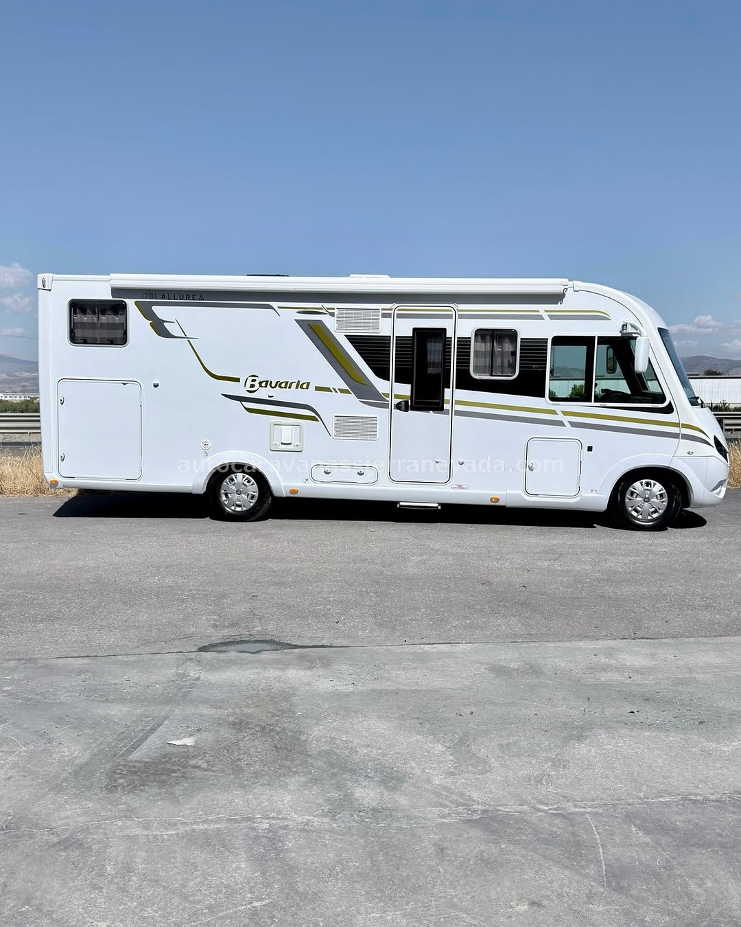 Integral BAVARIA ALLURE I78 Autocaravanas Sierra Nevada empresa con más de 20 años de experiencia en el sector de venta de ocasión os ofrece esta magnífica casa rodante.🗣️👉 Para más información o precio 💵 consulté en nuestra página web www.autocaravanassierranevada.com ➡️🌐💻 o haga click👉🖱️ en nuestro enlace ⬇️👇 https://autocaravanassierranevada.com/listings/bavaria-allure-i781/ ¿Quieres pagar a plazos? Llama y te informamos sin compromiso 📞617795719 📞621251555 Extras 👇 CARNET C MOTOR: Fiat Ducato 3.0 MultiJet 180cv AÑO: 2016 KM: 82.000 Medidas: 7,80m x 3,00m Plazas viajar: 4 Plazas dormir: 4 * Medida Garaje con doble portón : (2,25m x 1,40m x 1,20m) * Camas (Gemelas / Colgante) * Chasis ALKO + Barras de torsión * Cadena de distribución Extras: Aire acondicionado (de motor) AirBag (conductor y copiloto) Velocidad de Crucero Cierre centralizado Espejos eléctricos(no se mueve a los lados) Elevalunas eléctricos (sólo conductor) Radio (2DIN -CD-USB-BT-Navegador) Cámara de visión trasera Asientos giratorios Oscurecedores REMIS en cabina completa Mosquiteras en ventanas, claraboyas y puerta principal Claraboyas transparentes y Claraboya xxl en salón Frigo DOMETIC (220v, Gas, 12v, Auto) 160L capacidad Extractor de humos Ducha con mampara separada de aseo WC con SOG Batería de 95ah. 2 Placa solar de 100w. Calefacción ALDE Tv 12v. (TDT-HDMI-USB-DVD) Escalón eléctrico de aluminio Toldo FIAMMA F45 de 5m. Portabicis para 2 Ducha exterior Maleteros laterales con acceso al doble suelo Grandes huecos de almacenaje bajo camas gemelas Neumaticos reforzados marca MICHELIN especial camper #autocaravanastyle #viajarconniños #viajarenautocaravanaconniños #roadtrip #autocaravanaadventure #ventadeautocaravanas #autocaravanassierranevada #autocaravantravel #autocaravanaenlaplaya #kitcamping #differentholidays #camaisla #motorhome #caravanas1000 #camper