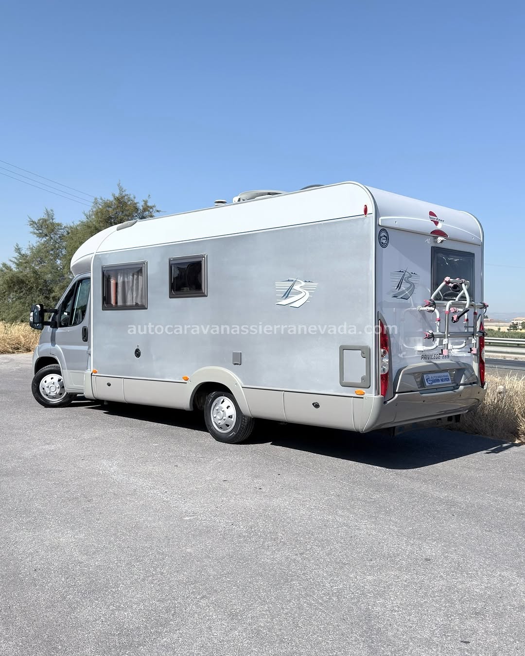 Perfilada BÜRSTNER PRIVILEGE T615 Autocaravanas Sierra Nevada empresa con más de 20 años de experiencia en el sector de venta de ocasión os ofrece esta magnífica casa rodante.🗣️👉 Para más información o precio 💵 consulté en nuestra página web www.autocaravanassierranevada.com ➡️🌐💻 o haga click👉🖱️ en nuestro enlace ⬇️👇 https://autocaravanassierranevada.com/listings/burstner-privilege-t615/ ¿Quieres pagar a plazos? Llama y te informamos sin compromiso 📞617795719 📞621251555 Extras 👇 MOTOR: Fiat Ducato 2.3 MultiJet 130cv AÑO: 2007 KM: 104.000 Medidas: 6,70m x 2,90m Plazas viajar: 4 Plazas dormir: 4 * Medida Garaje:(2,10m x 1,20m x 0,85m) * Camas (Francesa/Salón Convertible) Extras: Aire acondicionado(de motor) AirBag(solo conductor) Cierre Centralizado (en cabina) Elevalunas eléctricos Espejos eléctricos Radio (CD- AUX-USB) Cámara de visión trasera Sensor de Aparcamiento Asientos giratorios Oscurecedores REMIS en cabina completa Mosquiteras en ventanas, claraboyas y puerta principal Claraboyas transparentes y Claraboya panorámica xxl en cabina Frigo DOMETIC (220v, Gas, 12v,auto) 150L capacidad Ducha con mampara dentro de aseo Horno Extractor de Humos Batería de 95ah. Placa solar de 80w. Calefacción Trumatic c TV. 12v (LCD-HDMI-USB-DVD) Escalón doble peldaño integrado Toldo de 3,5m. Maleteros laterales Maleteros laterales con acceso al doble suelos Portabicis para 2 Neumáticos reforzados especial camper #autocaravanastyle #viajarconniños #viajarenautocaravanaconniños #roadtrip #autocaravanaadventure #ventadeautocaravanas #autocaravanassierranevada #autocaravantravel #autocaravanaenlaplaya #kitcamping #differentholidays #camaisla #motorhome #caravanas1000 #camper