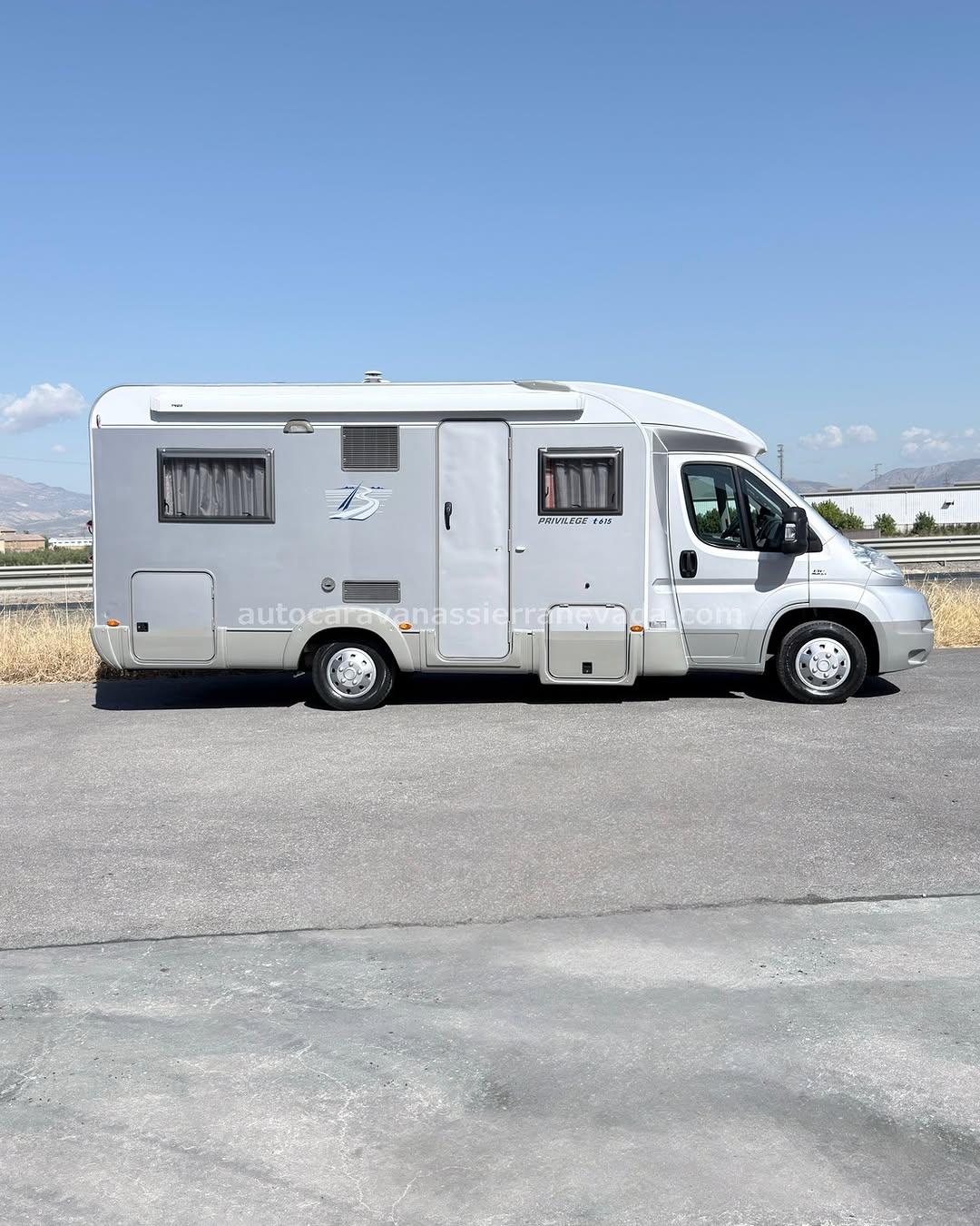 Perfilada BÜRSTNER PRIVILEGE T615

Autocaravanas Sierra Nevada empresa con más de 20 años de experiencia en el sector de venta de ocasión os ofrece esta magnífica casa rodante.🗣️👉 Para más información o precio 💵 consulté en nuestra página web

www.autocaravanassierranevada.com

➡️🌐💻 o haga click👉🖱️ en nuestro enlace ⬇️👇

https://autocaravanassierranevada.com/listings/burstner-privilege-t615/

¿Quieres pagar a plazos?
Llama y te informamos sin compromiso

📞617795719
📞621251555

Extras 👇

MOTOR: Fiat Ducato 2.3 MultiJet 130cv
AÑO: 2007
KM: 104.000
Medidas: 6,70m x 2,90m
Plazas viajar: 4
Plazas dormir: 4
* Medida Garaje:(2,10m x 1,20m x 0,85m)
* Camas (Francesa/Salón Convertible)

Extras:
Aire acondicionado(de motor)
AirBag(solo conductor)
Cierre Centralizado (en cabina)
Elevalunas eléctricos
Espejos eléctricos
Radio (CD- AUX-USB)
Cámara de visión trasera
Sensor de Aparcamiento
Asientos giratorios
Oscurecedores REMIS en cabina completa
Mosquiteras en ventanas, claraboyas y puerta principal
Claraboyas transparentes y Claraboya panorámica xxl en cabina
Frigo DOMETIC (220v, Gas, 12v,auto) 150L capacidad
Ducha con mampara dentro de aseo
Horno
Extractor de Humos
Batería de 95ah.
Placa solar de 80w.
Calefacción Trumatic c
TV. 12v (LCD-HDMI-USB-DVD)
Escalón doble peldaño integrado
Toldo de 3,5m.
Maleteros laterales
Maleteros laterales con acceso al doble suelos
Portabicis para 2
Neumáticos reforzados especial camper

#autocaravanastyle #viajarconniños #viajarenautocaravanaconniños #roadtrip #autocaravanaadventure #ventadeautocaravanas #autocaravanassierranevada #autocaravantravel #autocaravanaenlaplaya #kitcamping #differentholidays #camaisla #motorhome #caravanas1000 #camper