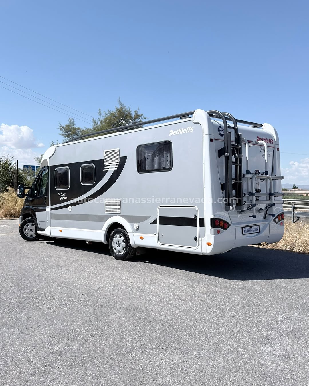 Perfilada DETHLEFFS MAGIC EDITION Autocaravanas Sierra Nevada empresa con más de 20 años de experiencia en el sector de venta de ocasión os ofrece esta magnífica casa rodante.🗣️👉 Para más información o precio 💵 consulté en nuestra página web www.autocaravanassierranevada.com ➡️🌐💻 o haga click👉🖱️ en nuestro enlace ⬇️👇 https://autocaravanassierranevada.com/listings/dethleffs-magic-edition/ ¿Quieres pagar a plazos? Llama y te informamos sin compromiso 📞617795719 📞621251555 Extras 👇 MOTOR: Fiat Ducato 2.3 Multijet 130cv AÑO: 2009 KM: 123.000 Medidas: 7,20m x 2,90m Plazas viajar: 4 Plazas dormir: 4 * Medida Garaje con doble portón : (2,20m x 1,20m x 0,70m) * Camas (Isla / Salón convertible) * Suspensión Neumática Extras: Aire acondicionado(de motor) AirBag(conductor y copiloto) ASR Velocidad de Crucero Cierre centralizado (en cabina) Espejos eléctricos Elevalunas eléctricos Radio (CD-USB-AUX) Cámara de visión trasera Asientos giratorios OscurecedoresREMIS en cabina completa Mosquiteras en ventanas, claraboyas y puerta principal Claraboyas transparentes y Claraboya panorámica xxl en cabina y salón Frigo DOMETIC (220v, Gas, 12v, Auto) 175L capacidad Extractor de humos Ducha con mampara dentro de aseo Batería de 95ah. Placa solar de 100w. Calefacción Truma Combi Tv 12v. (TDT – HDMI – USB – DVD) Peldaño integrado Toldo OMNISTOR de 4m. Escalera trasera Baca Patas estabilizadoras Portabicis OMNI BIKE para 3 Neumáticos reforzados marca MICHELIN especial camper #autocaravanastyle #viajarconniños #viajarenautocaravanaconniños #roadtrip #autocaravanaadventure #ventadeautocaravanas #autocaravanassierranevada #autocaravantravel #autocaravanaenlaplaya #kitcamping #differentholidays #camaisla #motorhome #caravanas1000 #camper