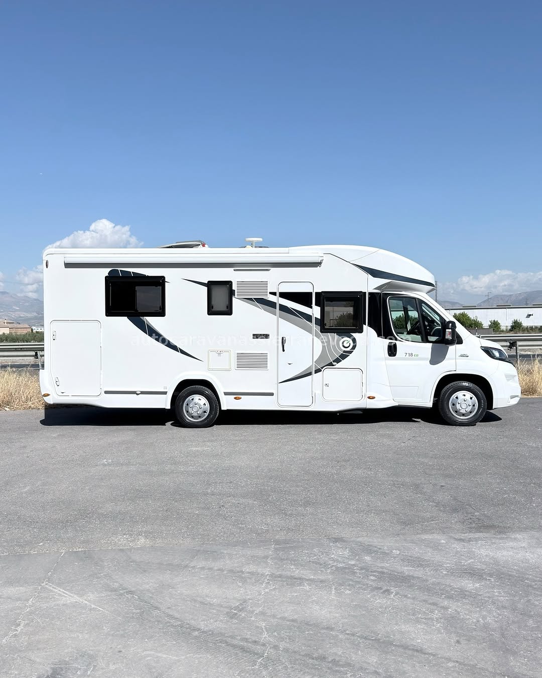 Perfilada CHAUSSON 718 E Autocaravanas Sierra Nevada empresa con más de 20 años de experiencia en el sector de venta de ocasión os ofrece esta magnífica casa rodante.🗣️👉 Para más información o precio 💵 consulté en nuestra página web www.autocaravanassierranevada.com ➡️🌐💻 o haga click👉🖱️ en nuestro enlace ⬇️👇 https://autocaravanassierranevada.com/listings/chausson-718-eb/ ¿Quieres pagar a plazos? Llama y te informamos sin compromiso 📞617795719 📞621251555 Extras 👇 MOTOR: Fiat Ducato 2.3 Multijet 130cv AÑO: 2015 KM: 64.000 Medidas: 7,40m x 3,05m Plazas viajar: 4 Plazas dormir: 4 * Medida Garaje con doble portón : (2,20m x 0,90m x 1,20m) * Camas (Isla elevable/ Colgante en salón) * SUSPENSIÓN NEUMÁTICA con autoinflado desde cabina Extras: Aire acondicionado(de motor) AirBag (conductor y copiloto) Velocidad de Crucero Cierre centralizado(en cabina) Espejos eléctricos Elevalunas eléctricos Radio (CD-USB-AUX) Cámara de visión trasera Asientos giratorios Oscurecedores REMIS en cabina completa Mosquiteras en ventanas, claraboyas y puerta principal Claraboyas transparentes y Claraboya panorámica xxl en cabina Frigo THETFORD (220v, Gas, 12v, Auto) 175L capacidad Ducha con mampara separada de aseo Inversor WAECO de 900.w Batería de LITIO 160ah. Placa solar de 100w. Calefacción Truma Inet Ready a GASOIL Tv 12v. (TDT-HDMI-USB-DVD) Escalón de doble peldaño integrado Toldo FIAMMA F45 de 4m. Neumáticos reforzados especial camper #autocaravanastyle #viajarconniños #viajarenautocaravanaconniños #roadtrip #autocaravanaadventure #ventadeautocaravanas #autocaravanassierranevada #autocaravantravel #autocaravanaenlaplaya #kitcamping #differentholidays #camaisla #motorhome #caravanas1000 #camper