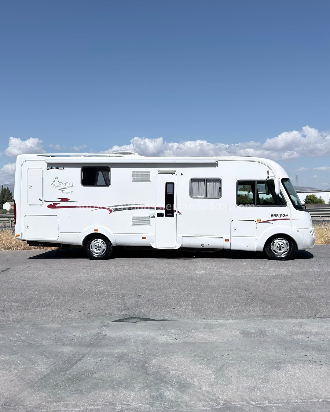 Integral RAPIDO 9009DFH Autocaravanas Sierra Nevada empresa con más de 20 años de experiencia en el sector de venta de ocasión os ofrece esta magnífica casa rodante.🗣️👉 Para más información o precio 💵 consulté en nuestra página web www.autocaravanassierranevada.com ➡️🌐💻 o haga click👉🖱️ en nuestro enlace ⬇️👇 https://autocaravanassierranevada.com/listings/rapido-9009dfh/ ¿Quieres pagar a plazos? Llama y te informamos sin compromiso 📞617795719 📞621251555 Extras 👇 CARNET C MOTOR: Fiat Ducato 3.0 MultiJet 160cv AÑO: 2009 KM: 99.000 Medidas: 7,80m x 3,00m Plazas viajar: 4 Plazas dormir: 4 * Medida Garaje : (2,00m x 1,00m x 0,30m) * Camas (Semi-Isla / Colgante en cabina) * Chasis ALKO + Barras de torsión * Cadena de distribución Extras: Aire acondicionado(de motor) AirBag (conductor y copiloto) A.S.R (Sistema antiderrapaje) Velocidad de Crucero Cierre centralizado Espejos eléctricos Elevalunas eléctricos (sólo conductor) Radio (CD-AUX) Asientos giratorios Oscurecedores REMIS en cabina completa Mosquiteras en ventanas, claraboyas y puerta principal Claraboyas transparentes y Claraboya xxl en salón Frigo DOMETIC (220v, Gas, 12v, Auto) 150L capacidad Extractor de humos Ducha con mampara dentro de aseo WC con SOG Batería de 95ah. Placa solar de 100w. Calefacción Truma combi E y Truma Combi Tv 12v. (TDT-HDMI) Escalón de doble peldaño integrado Toldo FIAMMA F45 de 4,5m. Baca de aluminio 2 Cierres de seguridad Maleteros laterales Ducha exterior Neumáticos reforzados marca MICHELIN especial camper #autocaravanastyle #viajarconniños #viajarenautocaravanaconniños #roadtrip #autocaravanaadventure #ventadeautocaravanas #autocaravanassierranevada #autocaravantravel #autocaravanaenlaplaya #kitcamping #differentholidays #camaisla #motorhome #caravanas1000 #camper
