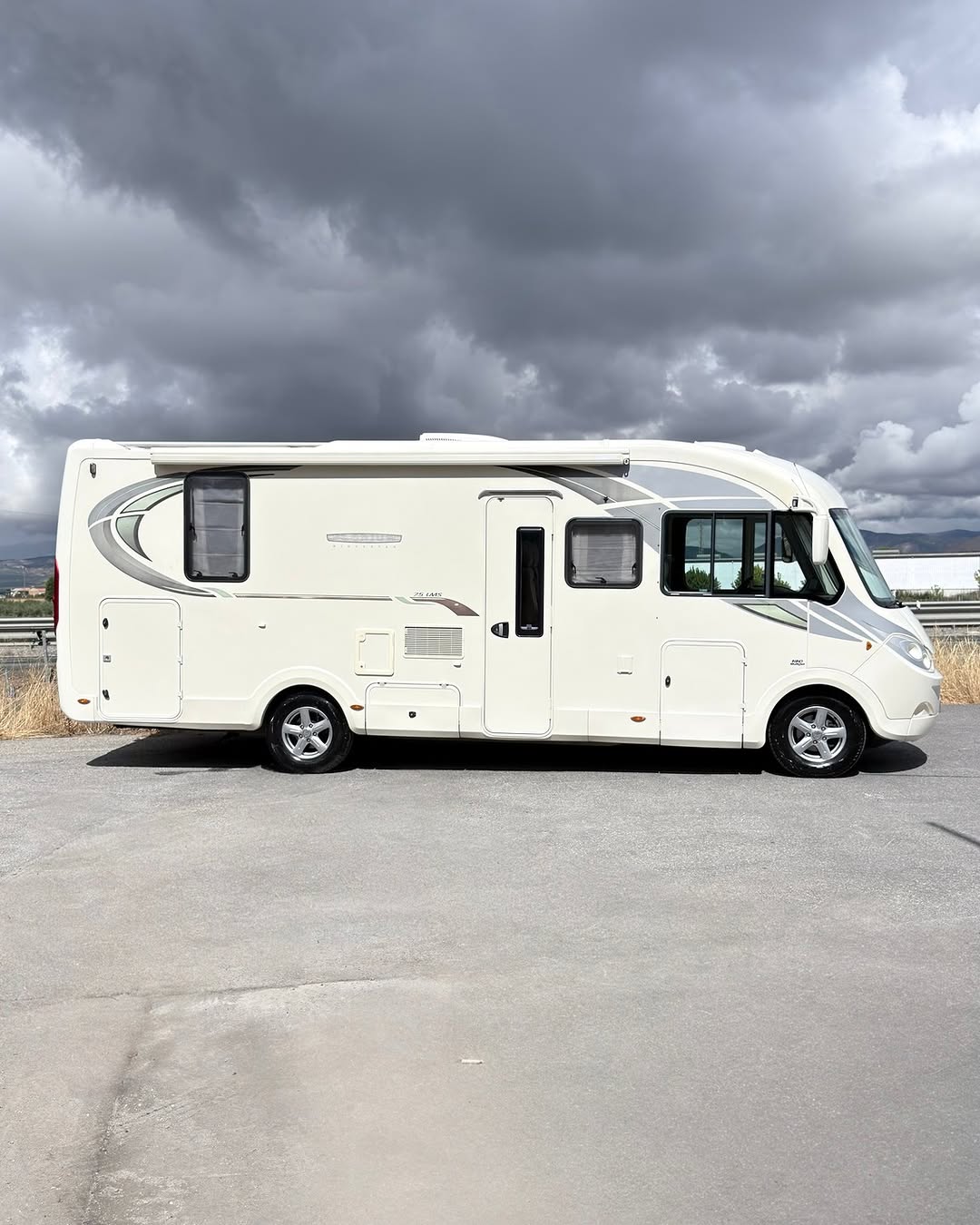 Autocaravana integral FLEURETTE FLORIUM WINCESTER 75LMS Autocaravanas Sierra Nevada empresa con más de 20 años de experiencia en el sector de venta de ocasión os ofrece esta magnífica casa rodante.🗣️👉 Para más información o precio 💵 consulté en nuestra página web www.autocaravanassierranevada.com ➡️🌐💻 o haga click👉🖱️ en nuestro enlace ⬇️👇 https://autocaravanassierranevada.com/listings/fleurette-florium-wincester-75lms/ ¿Quieres pagar a plazos? Llama y te informamos sin compromiso 📞617795719 📞621251555 Extras 👇 CARNET C MOTOR: Fiat Ducato 3.0 Multijet 180cv, AUTOMATICO AÑO: 2012 KM:66.000 Medidas: 7,40m x 3,00m Plazas viajar: 4 Plazas dormir: 4 * Medida Garaje con doble portón : (2,15m x 1,05m x 1,05m) * Camas (Isla / Colgante en cabina) * Chasis ALKO + Barras de torsión * Cadena de distribución Extras: Aire acondicionado(de motor) AirBag(conductor y copiloto) Velocidad de Crucero Cierre centralizado Espejos eléctricos Elevalunas eléctricos(sólo conductor) Radio (2DIN-CD-MP3-AUX) Cámara de visión trasera Asientos giratorios OscurecedoresREMIS en cabina completa Mosquiteras en ventanas, claraboyas y puerta principal Claraboyas transparentes y Claraboya xxl en salón Aire Acondicionado a 220v Frigo DOMETIC(220v, Gas, 12v, Auto) 160L capacidad Horno Extractor de humos Ducha con mampara separada de aseo Batería de 95ah. 2 Placa solar de 100w. Calefacción ALDE Tv 12v. (TDT-HDMI-USB-DVD-SD) Escalón de doble peldaño integrado Toldo FIAMMA F45de 4m. Escalera trasera para subir a techo Baca de aluminio Maleteros laterales con acceso al doble suelo Neumáticos reforzados especial camper #autocaravanastyle #viajarconniños #viajarenautocaravanaconniños #roadtrip #autocaravanaadventure #ventadeautocaravanas #autocaravanassierranevada #autocaravantravel #autocaravanaenlaplaya #kitcamping #differentholidays #camaisla #motorhome #caravanas1000 #camper