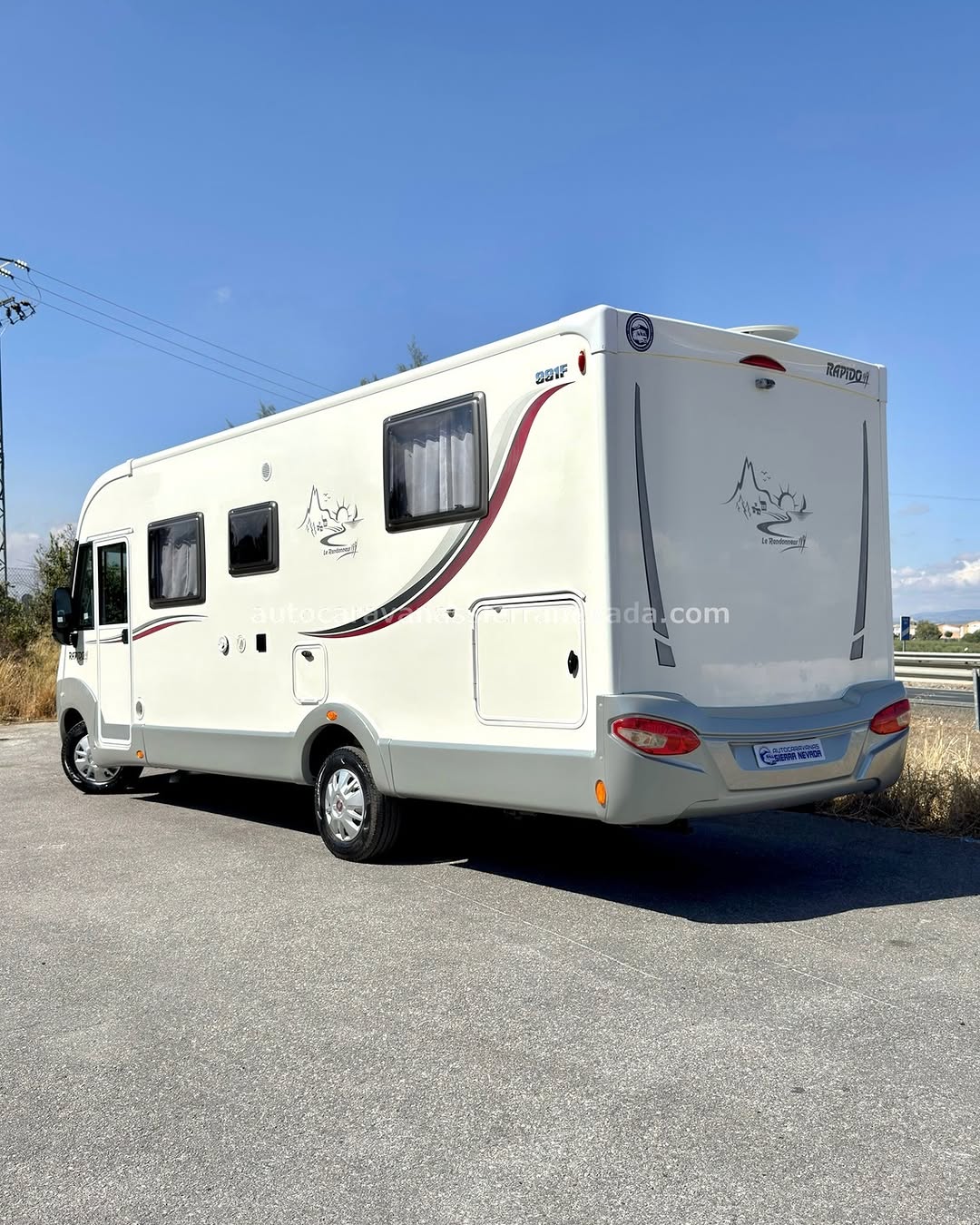 INTEGRAL RAPIDO 881F Autocaravanas Sierra Nevada empresa con más de 20 años de experiencia en el sector de venta de ocasión os ofrece esta magnífica casa rodante.🗣️👉 Para más información o precio 💵 consulté en nuestra página web www.autocaravanassierranevada.com ➡️🌐💻 o haga click👉🖱️ en nuestro enlace ⬇️👇 https://autocaravanassierranevada.com/listings/rapido-881f/ ¿Quieres pagar a plazos? Llama y te informamos sin compromiso 📞617795719 📞621251555 Extras 👇 MOTOR: Fiat Ducato 2.3 MultiJet 130cv AÑO: 2014 KM: 84.000 Medidas: 7,00m x 3,00m Plazas viajar: 4 Plazas dormir: 4 * Medida Garaje con doble portón : (2,20m x 1,15m x 0,95m) * Camas (Isla / Colgante) * Suspensión Neumática Extras: Aire acondicionado (de motor) AirBag ( conductor y copiloto) Velocidad de Crucero Cierre centralizado Elevalunas eléctricos (sólo conductor) Radio (2DIN-CD-BT) Cámara de visión trasera(en radio) Asientos giratorios Oscurecedores REMIS en cabina completa Mosquiteras en ventanas, claraboyas y puerta principal Claraboyas transparentes y Claraboya xxl en salón Frigo DOMETIC (220v, Gas, 12v, Auto) 160L capacidad Horno Extractor de humos Baño central con mampara separada de aseo Inveror 1.500 Batería LITIO de 200ah. 2 Placa solar de 100w. con regulador mppt Calefacción Truma Combi Tv 12v. (TDT-HDMI-USB-DVD) Escalón de doble peldaño integrado Toldo FIAMMA F45 de 4m. Patas estabilizadoras Neumáticos reforzados marca CONTINENTAL especial camper #autocaravanastyle #viajarconniños #viajarenautocaravanaconniños #roadtrip #autocaravanaadventure #ventadeautocaravanas #autocaravanassierranevada #autocaravantravel #autocaravanaenlaplaya #kitcamping #differentholidays #camaisla #motorhome #caravanas1000 #camper