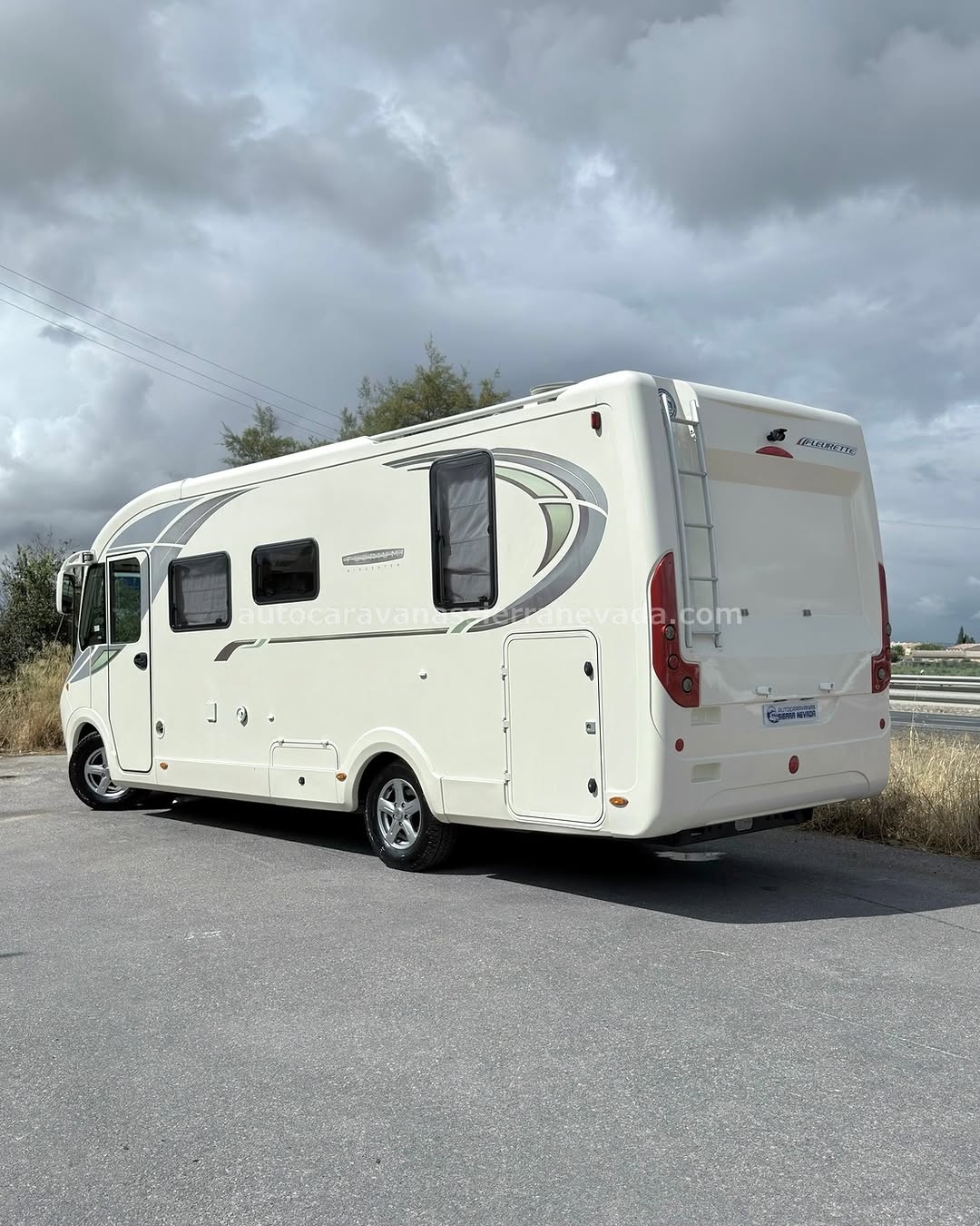 Autocaravana integral FLEURETTE FLORIUM WINCESTER 75LMS

Autocaravanas Sierra Nevada empresa con más de 20 años de experiencia en el sector de venta de ocasión os ofrece esta magnífica casa rodante.🗣️👉 Para más información o precio 💵 consulté en nuestra página web

www.autocaravanassierranevada.com

➡️🌐💻 o haga click👉🖱️ en nuestro enlace ⬇️👇

https://autocaravanassierranevada.com/listings/fleurette-florium-wincester-75lms/

¿Quieres pagar a plazos?
Llama y te informamos sin compromiso

📞617795719
📞621251555

Extras 👇

CARNET C
MOTOR: Fiat Ducato 3.0 Multijet 180cv, AUTOMATICO
AÑO: 2012
KM:66.000
Medidas: 7,40m x 3,00m
Plazas viajar: 4
Plazas dormir: 4
* Medida Garaje con doble portón : (2,15m x 1,05m x 1,05m)
* Camas (Isla / Colgante en cabina)
* Chasis ALKO + Barras de torsión
* Cadena de distribución

Extras:
Aire acondicionado(de motor)
AirBag(conductor y copiloto)
Velocidad de Crucero
Cierre centralizado
Espejos eléctricos
Elevalunas eléctricos(sólo conductor)
Radio (2DIN-CD-MP3-AUX)
Cámara de visión trasera
Asientos giratorios
OscurecedoresREMIS en cabina completa
Mosquiteras en ventanas, claraboyas y puerta principal
Claraboyas transparentes y Claraboya xxl en salón
Aire Acondicionado a 220v
Frigo DOMETIC(220v, Gas, 12v, Auto) 160L capacidad
Horno
Extractor de humos
Ducha con mampara separada de aseo
Batería de 95ah.
2 Placa solar de 100w.
Calefacción ALDE
Tv 12v. (TDT-HDMI-USB-DVD-SD)
Escalón de doble peldaño integrado
Toldo FIAMMA F45de 4m.
Escalera trasera para subir a techo
Baca de aluminio
Maleteros laterales con acceso al doble suelo
Neumáticos reforzados especial camper

#autocaravanastyle #viajarconniños #viajarenautocaravanaconniños #roadtrip #autocaravanaadventure #ventadeautocaravanas #autocaravanassierranevada #autocaravantravel #autocaravanaenlaplaya #kitcamping #differentholidays #camaisla #motorhome #caravanas1000 #camper