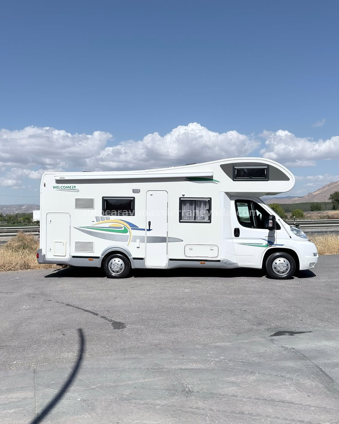 CAPUCHINA CHAUSSON WELCOME 29 Autocaravanas Sierra Nevada empresa con más de 20 años de experiencia en el sector de venta de ocasión os ofrece esta magnífica casa rodante.🗣️👉 Para más información o precio 💵 consulté en nuestra página web www.autocaravanassierranevada.com ➡️🌐💻 o haga click👉🖱️ en nuestro enlace ⬇️👇 https://autocaravanassierranevada.com/listings/chaussonwelcome-29/ ¿Quieres pagar a plazos? Llama y te informamos sin compromiso 📞617795719 📞621251555 Extras 👇 MOTOR: Citroën 2.2 HDI 130cv AÑO: 2008 KM: 113.000 Medidas: 7,00m x 3,00m Plazas viajar: 5 Plazas dormir: 5 * Medida Garaje con doble portón : (2,20m x 0,75m x 0,55m) * Camas (Literas/ Salón Convertible/Capuchina) * Suspensión Neumática Extras: Aire acondicionado(de motor) AirBag (conductor y copiloto) Velocidad de Crucero Cierre centralizado(en cabina) Espejos eléctricos Elevalunas eléctricos Radio (USB-BT-AUX-SD) Asientos giratorios Oscurecedores REMIS en cabina completa Mosquiteras en ventanas, claraboyas y puerta principal Claraboya XXL en salón TurboVent Frigo THETFORD (220v, Gas, 12v) 175L capacidad Ducha con mampara dentro de aseo 2 Batería de 95ah. 2 Placa solar de 100w. Calefacción Trumatic c Tv 12v. (TDT-HDMI-USB-DVD-SD) Escalón de doble peldaño integrado Toldo PROSTOR de 4m. Portabicis para 3 Neumáticos reforzados especial camper #autocaravanastyle #viajarconniños #viajarenautocaravanaconniños #roadtrip #autocaravanaadventure #ventadeautocaravanas #autocaravanassierranevada #autocaravantravel #autocaravanaenlaplaya #kitcamping #differentholidays #camaisla #motorhome #caravanas1000 #camper
