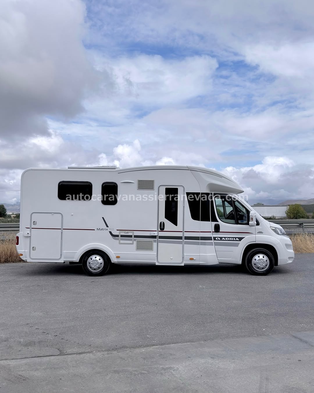 Perfilada ADRIA MATRIX 600 SC Autocaravanas Sierra Nevada empresa con más de 20 años de experiencia en el sector de venta de ocasión os ofrece esta magnífica casa rodante.🗣️👉 Para más información o precio 💵 consulté en nuestra página web www.autocaravanassierranevada.com ➡️🌐💻 o haga click👉🖱️ en nuestro enlace ⬇️👇 https://autocaravanassierranevada.com/listings/adria-matrix-600-sc/ ¿Quieres pagar a plazos? Llama y te informamos sin compromiso 📞617795719 📞621251555 Extras 👇 MOTOR: Fiat Ducato 2.3 Multijet 130cv AÑO: 2016 KM: 69.000 Medidas: 6,90m x 2,90m Plazas viajar: 4 Plazas dormir: 4 * Medida maletero con doble portón: (2,20m x 1,05m x 0,90m) * Camas (Isla cabecero reclinable / Colgante eléctrica en salón) Extras: Aire acondicionado (de motor) AirBag(solo conductor) Velocidad de Crucero Cierre centralizado Espejos eléctricos Elevalunas eléctricos Radio (CD-MP3-AUX-USB) Cámara de visión trasera Asientos giratorios Oscurecedores REMIS en cabina completa Mosquiteras en ventanas, claraboyas y puerta principal Claraboyas transparentes y Claraboya panorámica xxl en cabina Frigo THETFORD (220v, Gas, 12v, Auto) 142L capacidad Ducha con mampara separada de aseo Baterías de 100ah. Placa solar de 100w. Calefacción truma Combi Tv 12v. (TDT-HDMI-USB-DVD) Escalón de doble peldaño integrado Neumáticos reforzados especial camper #autocaravanastyle #viajarconniños #viajarenautocaravanaconniños #roadtrip #autocaravanaadventure #ventadeautocaravanas #autocaravanassierranevada #autocaravantravel #autocaravanaenlaplaya #kitcamping #differentholidays #camaisla #motorhome #caravanas1000 #camper