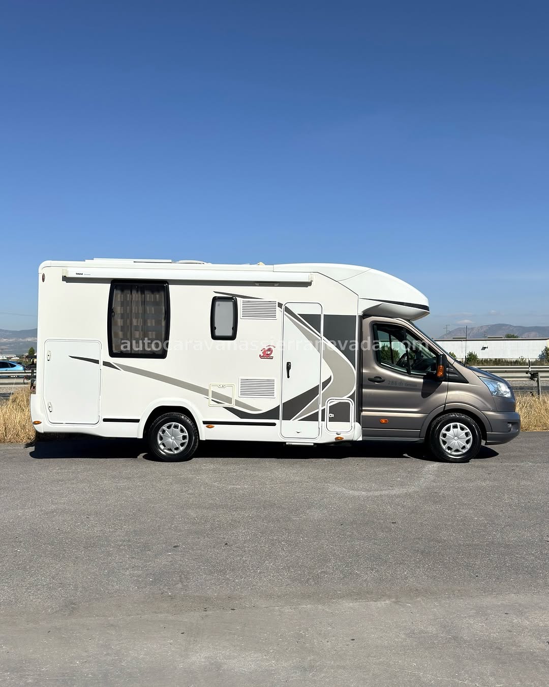 Perfilada CHALLENGER 288 EB GENESIS Autocaravanas Sierra Nevada empresa con más de 20 años de experiencia en el sector de venta de ocasión os ofrece esta magnífica casa rodante.🗣️👉 Para más información o precio 💵 consulté en nuestra página web www.autocaravanassierranevada.com ➡️🌐💻 o haga click👉🖱️ en nuestro enlace ⬇️👇 https://autocaravanassierranevada.com/listings/challenger-288-eb-genesis/ ¿Quieres pagar a plazos? Llama y te informamos sin compromiso 📞617795719 📞621251555 Extras 👇 MOTOR: Ford 2.2 TDCI 155cv AÑO: 2015 KM: 69.000 Medidas: 7,00m x 2,90m Plazas viajar: 4 Plazas dormir: 4 * Medida Garaje con doble portón : (2,15m x 0,90m x 1,20m) * Camas (Isla elevable / Colgante en salón) * Cadena de distribución Extras: Aire acondicionado(de motor) AirBag ( conductor y copiloto) Velocidad de Crucero Cierre centralizado(en cabina) Espejos eléctricos Elevalunas eléctricos Radio (USB-BT-AUX) Cámara de visión trasera Asientos giratorios Oscurecedores REMIS en cabina completa Mosquiteras en ventanas, claraboyas y puerta principal Claraboyas transparentes y Claraboya panorámica xxl en cabina Frigo THETFORD (220v, Gas, 12v) 175L capacidad Ducha con mampara separada de aseo Batería de 100ah. Placa solar de 100w. Calefacción Truma Inet Ready a gasoil Tv 12v. (TDT-HDMI-USB-DVD) Escalón eléctrico de aluminio Toldo THULE de 3,5m. Portabicis para 3 Neumáticos reforzados especial camper #autocaravanastyle #viajarconniños #viajarenautocaravanaconniños #roadtrip #autocaravanaadventure #ventadeautocaravanas #autocaravanassierranevada #autocaravantravel #autocaravanaenlaplaya #kitcamping #differentholidays #camaisla #motorhome #caravanas1000 #camper