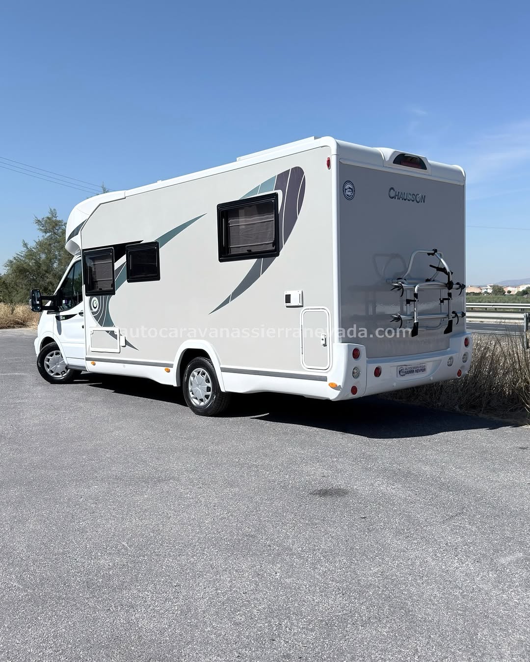 Perfilada Chausson TITANIUM 758 EB Autocaravanas Sierra Nevada empresa con más de 20 años de experiencia en el sector de venta de ocasión os ofrece esta magnífica casa rodante.🗣️👉 Para más información o precio 💵 consulté en nuestra página web www.autocaravanassierranevada.com ➡️🌐💻 o haga click👉🖱️ en nuestro enlace ⬇️👇 https://autocaravanassierranevada.com/listings/chausson-titanium-758-eb/ ¿Quieres pagar a plazos? Llama y te informamos sin compromiso 📞617795719 📞621251555 Extras 👇 MOTOR: Ford 2.0 TDCI 170cv/AUTOMATICA AÑO: 2018 KM: 52.000 Medidas: 7,00m x 2,90m Plazas viajar: 5 Plazas dormir: 5 * Medida Garaje con doble portón : (2,15m x 0,90m x 1,20m) * Camas (Isla / Colgante eléctrica en salón/Salón convertible) Extras: Aire acondicionado (de motor) AirBag (conductor y copiloto) Velocidad de Crucero Cierre centralizado Espejos eléctricos Elevalunas eléctricos Radio (USB-BT-AUX) Asientos giratorios Mosquiteras en ventanas, claraboyas y puerta principal Claraboyas transparentes y Claraboya panorámica xxl en cabina Frigo THETFORD (220v, Gas, 12v, Auto) 167L capacidad Ducha con mampara separada de aseo Batería de 100ah. Placa solar de 100w. Calefacción Truma inet ready a gasoil Tv 12v. (TDT-HDMI-USB-DVD-Smart tv) Escalón de doble peldaño integrado Toldo THULE de 4m. Portabicis para 2 Neumáticos reforzados especial camper #autocaravanastyle #viajarconniños #viajarenautocaravanaconniños #roadtrip #autocaravanaadventure #ventadeautocaravanas #autocaravanassierranevada #autocaravantravel #autocaravanaenlaplaya #kitcamping #differentholidays #camaisla #motorhome #caravanas1000 #camper