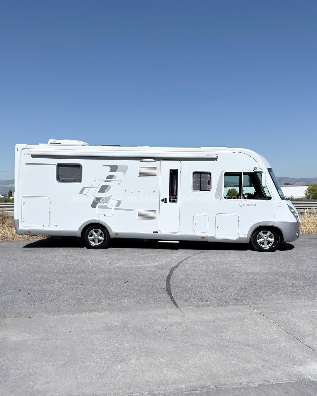 Integral BAVARIA FJORD I781 Autocaravanas Sierra Nevada empresa con más de 20 años de experiencia en el sector de venta de ocasión os ofrece esta magnífica casa rodante.🗣️👉 Para más información o precio 💵 consulté en nuestra página web www.autocaravanassierranevada.com ➡️🌐💻 o haga click👉🖱️ en nuestro enlace ⬇️👇 https://autocaravanassierranevada.com/listings/bavaria-fjord-i781/ ¿Quieres pagar a plazos? Llama y te informamos sin compromiso 📞617795719 📞621251555 Extras 👇 MOTOR: Fiat Ducato 3.0 MultiJet 180cv AÑO: 2014 KM: 97.000 Medidas: 7,80m x 3,05m Plazas viajar: 4 Plazas dormir: 4 * Medida Garaje con doble portón : (2,25m x 1,00m x 0,95m) * Camas (Isla/ Colgante) * Chasis ALKO + Barras de torsión * Cadena de distribución Extras: Aire acondicionado (de motor) Velocidad de Crucero Cierre centralizado Espejos eléctricos Elevalunas eléctricos (sólo conductor) Radio (CD-BLUETOOTH) Cámara de visión trasera Asientos giratorios Oscurecedores REMIS en cabina completa Mosquiteras en ventanas, claraboyas y puerta principal Claraboyas transparentes y Claraboya xxl en salón Aire Acondicionado 220V Frigo DOMETIC (220v, Gas, 12v, Auto) 160L capacidad Horno Extractor de humos Ducha con mampara separada de aseo Batería LITIO de 200ah. 2 Placa solar de 100w. Calefacción ALDE 2 Tv 12v. Escalón eléctrico de aluminio Toldo FIAMMA F45 de 5m. Ducha exterior Maletero lateral Neumaticos reforzados marca CONTINENTAL especial camper #autocaravanastyle #viajarconniños #viajarenautocaravanaconniños #roadtrip #autocaravanaadventure #ventadeautocaravanas #autocaravanassierranevada #autocaravantravel #autocaravanaenlaplaya #kitcamping #differentholidays #camaisla #motorhome #caravanas1000 #camper