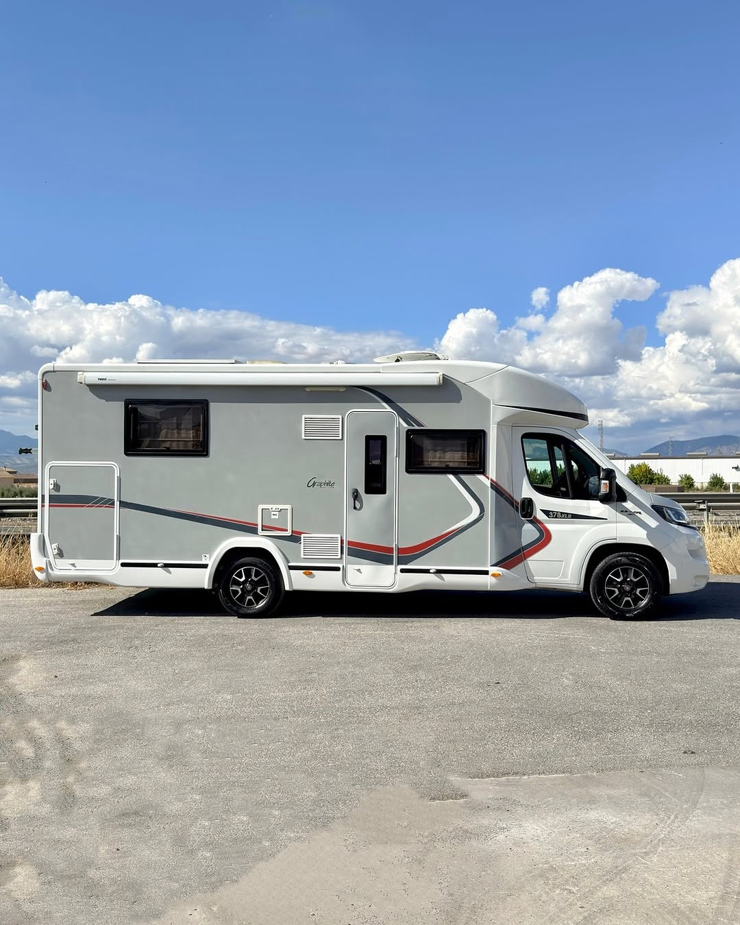 Perfilada CHALLENGER 378XLB Autocaravanas Sierra Nevada empresa con más de 20 años de experiencia en el sector de venta de ocasión os ofrece esta magnífica casa rodante.🗣️👉 Para más información o precio 💵 consulté en nuestra página web www.autocaravanassierranevada.com ➡️🌐💻 o haga click👉🖱️ en nuestro enlace ⬇️👇 https://autocaravanassierranevada.com/listings/challenger-378xlb/ ¿Quieres pagar a plazos? Llama y te informamos sin compromiso 📞617795719 📞621251555 Extras 👇 MOTOR: Fiat Ducato 2.3 Multijet 130cv AÑO: 2017 KM: 72.000 Medidas: 7,30m x 2,90m Plazas viajar: 4 Plazas dormir: 4 * Medida Garaje con doble portón : (2,15m x 0,90m x 1,10m) * Camas (Isla elevable/ Colgante en salón) Extras: Aire acondicionado( de motor) AirBag ( conductor y copliloto) Velocidad de Crucero Cierre centralizado(en cabina) Espejos eléctricos Elevalunas eléctricos Radio (CD-2DIN-AUX-USB-SD-BT) Cámara de visión trasera Asientos giratorios Mosquiteras en ventanas, claraboyas y puerta principal Claraboyas transparentes y Claraboya panorámica xxl en cabina TurboVent Frigo THETFORD (220v, Gas, 12v, Auto) 142L capacidad Ducha con mampara separada de aseo Batería de 95ah. Placa solar de 100w. Calefacción truma inet radady. Tv 12v. (TDT-HDMI-USB) Escalón de doble peldaño integrado Toldo THULE de 4m. Portabicis para 2 Neumáticos reforzados especial camper #autocaravanastyle #viajarconniños #viajarenautocaravanaconniños #roadtrip #autocaravanaadventure #ventadeautocaravanas #autocaravanassierranevada #autocaravantravel #autocaravanaenlaplaya #kitcamping #differentholidays #camaisla #motorhome #caravanas1000 #camper