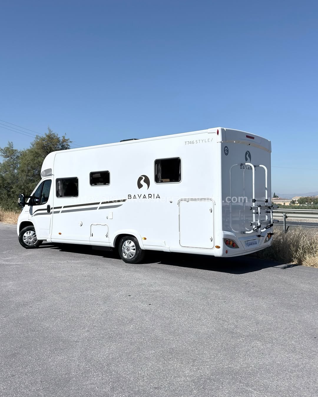 Perfilada BAVARIA STYLE T746 Autocaravanas Sierra Nevada empresa con más de 20 años de experiencia en el sector de venta de ocasión os ofrece esta magnífica casa rodante.🗣️👉 Para más información o precio 💵 consulté en nuestra página web www.autocaravanassierranevada.com ➡️🌐💻 o haga click👉🖱️ en nuestro enlace ⬇️👇 https://autocaravanassierranevada.com/listings/bavaria-style-t746/ ¿Quieres pagar a plazos? Llama y te informamos sin compromiso 📞617795719 📞621251555 Extras 👇 MOTOR: Fiat Ducato 2.3 MultiJet 130cv AÑO: 2018 KM: 59.000 Medidas: 7,50m x 3,00m Plazas viajar: 4 Plazas dormir: 4 * Medida Garaje con doble portón : (2,25m x 1,00m x 1,05m) * Camas (Isla/ Colgante eléctrica en salón) Extras: Aire acondicionado (de motor) AirBag (conductor y copiloto) A.S.R (Sistema antiderrapaje) Velocidad de Crucero Cierre centralizado Espejos eléctricos Elevalunas eléctricos Radio (USB-AUX) Cámara de visión trasera Asientos giratorios Oscurecedores REMIS en cabina completa Mosquiteras en ventanas, claraboyas y puerta principal Claraboyas transparentes y Claraboya panorámica xxl en cabina Frigo DOMETIC (220v, Gas, 12v, Auto) 160L capacidad Ducha con mampara separada de aseo Batería de 100ah. Placa solar de 100w. Calefacción truma inet ready Tv 12v. (TDT-HDMI-USB) Escalón eléctrico de aluminio Portabicis para 2 Neumáticos reforzados especial camper #autocaravanastyle #viajarconniños #viajarenautocaravanaconniños #roadtrip #autocaravanaadventure #ventadeautocaravanas #autocaravanassierranevada #autocaravantravel #autocaravanaenlaplaya #kitcamping #differentholidays #camaisla #motorhome #caravanas1000 #camper