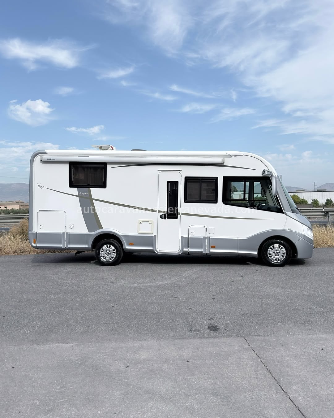 Integral NOTIN PROGRESS Autocaravanas Sierra Nevada empresa con más de 20 años de experiencia en el sector de venta de ocasión os ofrece esta magnífica casa rodante.🗣️👉 Para más información o precio 💵 consulté en nuestra página web www.autocaravanassierranevada.com ➡️🌐💻 o haga click👉🖱️ en nuestro enlace ⬇️👇 https://autocaravanassierranevada.com/listings/notin-progress/ ¿Quieres pagar a plazos? Llama y te informamos sin compromiso 📞617795719 📞621251555 Extras 👇 MOTOR: Fiat Ducato 2.3 MultiJet 150cv AÑO: 2016 KM: 49.000 Medidas: 6,80m x 2,90m Plazas viajar: 4 Plazas dormir: 4 * Medida Garaje: (1,40m x 0,95m x 0,75m) * Camas (Semi-Isla / Colgante eléctrica en cabina) * Suspensión Neumática Extras: Aire acondicionado(de motor) AirBag (conductor y copiloto) Velocidad de Crucero Cierre centralizado Espejos eléctricos Elevalunas eléctricos (sólo conductor) Radio (2DIN-CD-USB-BT) Cámara de visión trasera(en radio) Asientos giratorios Oscurecedores REMIS en cabina y Persiana eléctrica en luna Mosquiteras en ventanas, claraboyas y puerta principal Claraboyas transparentes y Claraboya xxl en salón Frigo DOMETIC (220v, Gas, 12v, Auto) 160L capacidad Horno Extractor de humos Ducha con mampara separada de aseo Batería de 100ah. Placa solar de 100w. Calefacción Truma inet ready Tv 12v. (HDMI-USB) Escalón de doble peldaño integrado Toldo THULE de 4,5m. Portabicis para 3 Ducha exterior Neumáticos reforzados marca CONTINENTAL especial camper #autocaravanastyle #viajarconniños #viajarenautocaravanaconniños #roadtrip #autocaravanaadventure #ventadeautocaravanas #autocaravanassierranevada #autocaravantravel #autocaravanaenlaplaya #kitcamping #differentholidays #camaisla #motorhome #caravanas1000 #camper