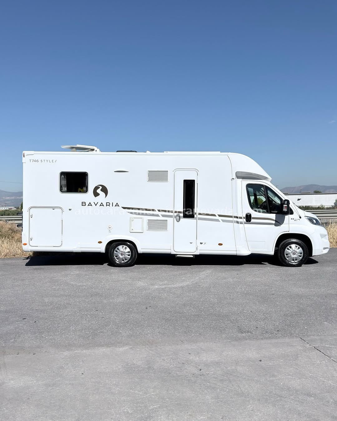 Perfilada BAVARIA STYLE T746

Autocaravanas Sierra Nevada empresa con más de 20 años de experiencia en el sector de venta de ocasión os ofrece esta magnífica casa rodante.🗣️👉 Para más información o precio 💵 consulté en nuestra página web

www.autocaravanassierranevada.com

➡️🌐💻 o haga click👉🖱️ en nuestro enlace ⬇️👇

https://autocaravanassierranevada.com/listings/bavaria-style-t746/

¿Quieres pagar a plazos?
Llama y te informamos sin compromiso

📞617795719
📞621251555

Extras 👇

MOTOR: Fiat Ducato 2.3 MultiJet 130cv
AÑO: 2018
KM: 59.000
Medidas: 7,50m x 3,00m
Plazas viajar: 4
Plazas dormir: 4
* Medida Garaje con doble portón : (2,25m x 1,00m x 1,05m)
* Camas (Isla/ Colgante eléctrica en salón)

Extras:
Aire acondicionado (de motor)
AirBag (conductor y copiloto)
A.S.R (Sistema antiderrapaje)
Velocidad de Crucero
Cierre centralizado
Espejos eléctricos
Elevalunas eléctricos
Radio (USB-AUX)
Cámara de visión trasera
Asientos giratorios
Oscurecedores REMIS en cabina completa
Mosquiteras en ventanas, claraboyas y puerta principal
Claraboyas transparentes y Claraboya panorámica xxl en cabina
Frigo DOMETIC (220v, Gas, 12v, Auto) 160L capacidad
Ducha con mampara separada de aseo
Batería de 100ah.
Placa solar de 100w.
Calefacción truma inet ready
Tv 12v. (TDT-HDMI-USB)
Escalón eléctrico de aluminio
Portabicis para 2
Neumáticos reforzados especial camper

#autocaravanastyle #viajarconniños #viajarenautocaravanaconniños #roadtrip #autocaravanaadventure #ventadeautocaravanas #autocaravanassierranevada #autocaravantravel #autocaravanaenlaplaya #kitcamping #differentholidays #camaisla #motorhome #caravanas1000 #camper
