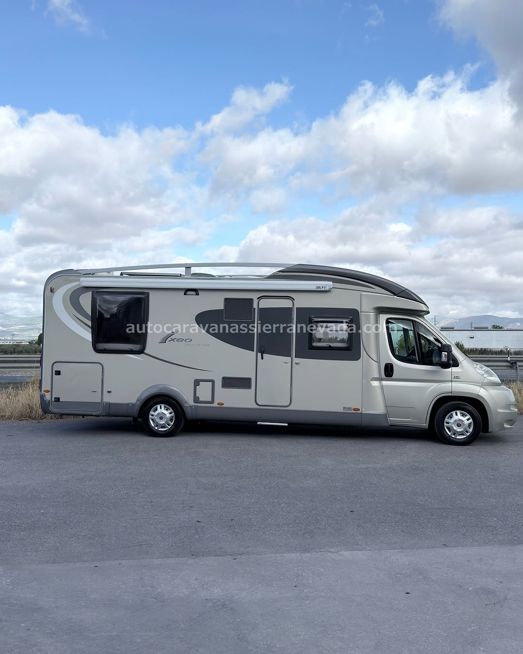 Perfilada BURSTNER Ixeo PLUS IT 724 Autocaravanas Sierra Nevada empresa con más de 20 años de experiencia en el sector de venta de ocasión os ofrece esta magnífica casa rodante.🗣️👉 Para más información o precio 💵 consulté en nuestra página web www.autocaravanassierranevada.com ➡️🌐💻 o haga click👉🖱️ en nuestro enlace ⬇️👇 https://autocaravanassierranevada.com/listings/burstner-ixeo-plus-it-724/ ¿Quieres pagar a plazos? Llama y te informamos sin compromiso 📞617795719 📞621251555 Extras 👇 MOTORFiat Ducato 2.3 MultiJet 130cv AÑO: 2010 KM:105.000 Medidas: 7,50m x 2,80m Plazas viajar: 4 Plazas dormir: 4 * Medida Garaje con doble portón:(2,15m x 0,95m x 0,85m) * Camas (Colgante eléctrica en salón / Isla) *Chasis ALKO Extras: Aire acondicionado(de motor) AirBag (conductor) Velocidad de Crucero Cierre centralizado (en cabina) Elevalunas eléctricos Espejos eléctricos Radio (2DIN-CD- USB-BT) Cámara de visión trasera Asientos giratorios Oscurecedores REMIS en cabina Mosquiteras en ventanas ,claraboyas y puerta principal Claraboyas transparentes y Claraboya panorámica XXL en cabina Frigo DOMETIC (220v, Gas, 12v) 160L capacidad Ducha con mampara separada de aseo Batería de 100ah. Placa solar de 100w. Calefacción Truma Combi TV.12v(TDT-HDMI-USB-DVD) Escalón eléctrico de aluminio Toldo FIAMMA de 4m. Baca de aluminio Patas estabilizadoras Neumáticos reforzados marca MICHELIN especial camper #autocaravanasgranada #autocaravanaocasion #autocaravanasdeocasion #ventaautocaravana #compraautocaravana #autocaravanabarata #caravaningandalucia #autocaravanasur #granadaturismo #granadaocasion #andaluciavanlife #vanlife #camperlife #motorhome #campervan #viajarenautocaravana #caravaninglife #aventuraenruta #viajeslibres #escapadarural #naturalezaylibertad #viajarporelmundo #rutavanlife #descubreespaña #autocaravanaspain