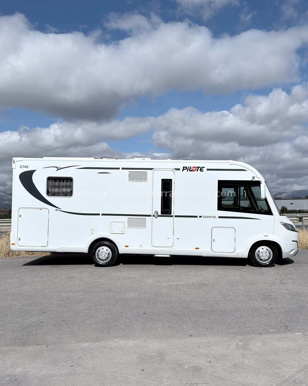 Integral PILOTE ESSENTIEL G740 Autocaravanas Sierra Nevada empresa con más de 20 años de experiencia en el sector de venta de ocasión os ofrece esta magnífica casa rodante.🗣️👉 Para más información o precio 💵 consulté en nuestra página web www.autocaravanassierranevada.com ➡️🌐💻 o haga click👉🖱️ en nuestro enlace ⬇️👇 https://autocaravanassierranevada.com/listings/pilote-essentiel-g740-3/ ¿Quieres pagar a plazos? Llama y te informamos sin compromiso 📞617795719 📞621251555 Extras 👇 MOTOR: Fiat Ducato 2.3 MultiJet 130cv AÑO: 2017 KM: 51.000 Medidas: 7,40m x 3,00m Plazas viajar: 4 Plazas dormir: 4 * Medida Garaje con doble portón : (2,20m x 1,00m x 0,90m) * Camas (Isla / Colgante en cabina) * Suspensión Neumática Extras: Aire acondicionado(de motor) AirBag (conductor y copiloto) Velocidad de Crucero Cierre centralizado Espejos eléctricos Elevalunas eléctricos (sólo conductor) Radio (USB-BT-AUX) Cámara de visión trasera Asientos giratorios Oscurecedores REMIS en cabina completa Mosquiteras en ventanas, claraboyas y puerta principal Claraboyas transparentes y Claraboya xxl en salón Frigo DOMETIC (220v, Gas, 12v, Auto) 160L capacidad Ducha con mampara separada de aseo Batería de 100ah. 2 Placa solar de 100w. Calefacción Truma Inet Ready Tv 12v. (TDT-HDMI-USB-DVD) Escalón eléctrico de aluminio Maletero lateral extraíble Neumáticos reforzados especial camper #autocaravanastyle #viajarconniños #viajarenautocaravanaconniños #roadtrip #autocaravanaadventure #ventadeautocaravanas #autocaravanassierranevada #autocaravantravel #autocaravanaenlaplaya #kitcamping #differentholidays #camaisla #motorhome #caravanas1000 #camper