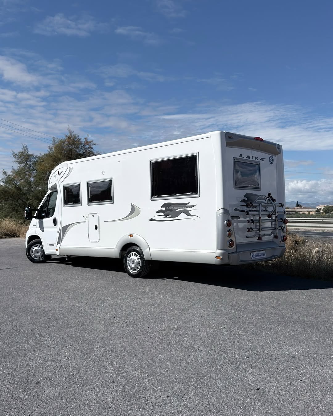 Autocaravana Perfilada LAIKA X713R Autocaravanas Sierra Nevada empresa con más de 20 años de experiencia en el sector de venta de ocasión os ofrece esta magnífica casa rodante.🗣️👉 Para más información o precio 💵 consulté en nuestra página web www.autocaravanassierranevada.com ➡️🌐💻 o haga click👉🖱️ en nuestro enlace ⬇️👇 https://autocaravanassierranevada.com/listings/laika-x713r/ ¿Quieres pagar a plazos? Llama y te informamos sin compromiso 📞617795719 📞621251555 Extras 👇 MOTOR: Fiat Ducato 2.3 MultiJet 130cv AÑO: 2011 KM: 108.000 Medidas: 7,20m x 2,90m Plazas viajar: 4 Plazas dormir: 4 * Medida Garaje: (0,70m x 1,10m x 0,95m) * Camas (Salón Convertible para 1/ Isla lateral / Colgante eléctrica en salón para 1) Extras: Aire acondicionado (de motor) AirBag (conductor y copiloto) A.S.R (Sistema antiderrapaje) Velocidad de Crucero Cierre centralizado Espejos eléctricos Elevalunas eléctricos Radio (CD-AUX) Cámara de visión trasera Sensor de Aparcamiento Asientos giratorios Mosquiteras en ventanas, claraboyas y puerta principal Claraboyas xxl en salón y cama trasera Frigo DOMETIC (220v, Gas, 12v, Auto) 142L capacidad Horno Extractor de humos Ducha con mampara separada de aseo Batería de 100ah. Placa solar de 100w. Calefacción Truma Combi Tv 12v. (TDT-HDMI-USB-DVD) Escalón de doble peldaño integrado Toldo FIAMMA F45 de 4m. Portabicis FIAMMA para 4 Neumáticos reforzados especial camper #autocaravanasgranada #autocaravanaocasion #autocaravanasdeocasion #ventaautocaravana #compraautocaravana #autocaravanabarata #caravaningandalucia #autocaravanasur #granadaturismo #granadaocasion #andaluciavanlife #vanlife #camperlife #motorhome #campervan #viajarenautocaravana #caravaninglife #aventuraenruta #viajeslibres #escapadarural #naturalezaylibertad #viajarporelmundo #rutavanlife #descubreespaña #autocaravanaspain