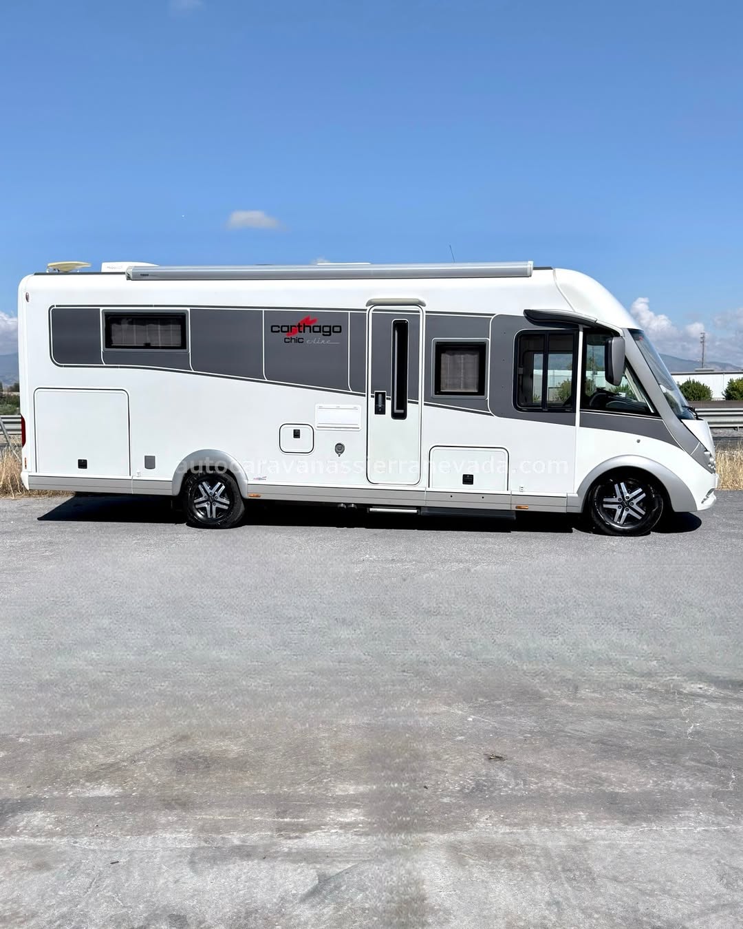 Autocaravana integral CARTHAGO Premium Chic E -LINE Autocaravanas Sierra Nevada empresa con más de 20 años de experiencia en el sector de venta de ocasión os ofrece esta magnífica casa rodante.🗣️👉 Para más información o precio 💵 consulté en nuestra página web www.autocaravanassierranevada.com ➡️🌐💻 o haga click👉🖱️ en nuestro enlace ⬇️👇 https://autocaravanassierranevada.com/listings/carthago-premium-chic-e-line/ ¿Quieres pagar a plazos? Llama y te informamos sin compromiso 📞617795719 📞621251555 Extras 👇 CARNET C-AUTOMATICA MOTOR: Motor Fiat Ducato 2.3 180cv AÑO: 2018 KM: 99.000 Medidas: 7,60m x 3,10m Plazas viajar: 4 Plazas dormir: 4 * Medida maletero doble portón: (2,20m x 1,35m x 1,10m) * Camas (Isla/ Colgante en cabina) * Chasis ALKO + Barras de torsión * SUSPENSIÓN NEUMÁTICA Extras: Aire acondicionado(de motor) AirBag(conductor y copiloto) Velocidad De Crucero Cierre centralizado Doble Acristalamiento Espejos eléctricos Elevalunas eléctricos(solo conductor) Radio (2DIN-CD-USB-AUX-BT,Navegador) Cámara de visión trasera Asientos giratorios Oscurecedores REMIS en cabina completa Mosquiteras en ventanas, claraboyas y puerta principal Claraboyas transparentes y Claraboya xxl en salón Aire Acondicionado a 220v y TurboVent Frigo THETFORD de compresor a 12v 127L itros capacidad Ducha con mampara separada de aseo(WC de cerámica) Inversor de 3.000w de onda pura senoidal Baterías LITIO de 280ah. con bluetooth 2 Placa solar de 100w. con regulador mppt Calefacción ALDE con sistema de truma multivent Tv 12v. (TDT-HDMI-USB) Escalón eléctrico de aluminio Toldo THULE de 4,5m. Ducha exterior Maleteros laterales con acceso al doble suelo Patas estabilizadoras hidráulicas autonivelantes Deposito de aguas limpias 260l y Depósito de aguas grises 260l Neumáticos reforzados especial camper #autocaravanastyle #viajarconniños #viajarenautocaravanaconniños #roadtrip #autocaravanaadventure #ventadeautocaravanas #autocaravanassierranevada #autocaravantravel #autocaravanaenlaplaya #kitcamping #differentholidays #camaisla #motorhome #caravanas1000 #camper
