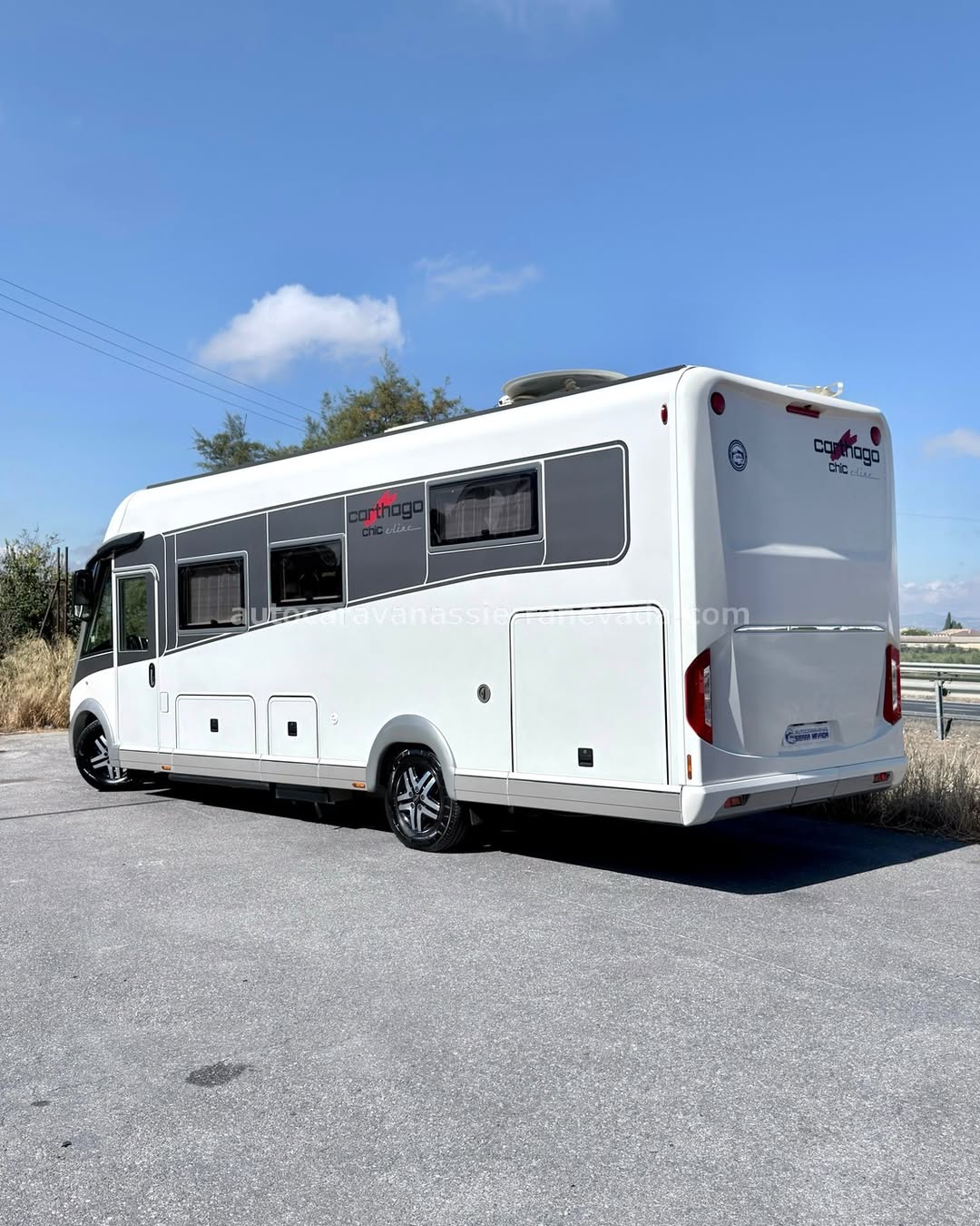 Autocaravana integral CARTHAGO Premium Chic E -LINE

Autocaravanas Sierra Nevada empresa con más de 20 años de experiencia en el sector de venta de ocasión os ofrece esta magnífica casa rodante.🗣️👉 Para más información o precio 💵 consulté en nuestra página web

www.autocaravanassierranevada.com

➡️🌐💻 o haga click👉🖱️ en nuestro enlace ⬇️👇

https://autocaravanassierranevada.com/listings/carthago-premium-chic-e-line/

¿Quieres pagar a plazos?
Llama y te informamos sin compromiso

📞617795719
📞621251555

Extras 👇

CARNET C-AUTOMATICA
MOTOR: Motor Fiat Ducato 2.3 180cv
AÑO: 2018
KM: 99.000
Medidas: 7,60m x 3,10m
Plazas viajar: 4
Plazas dormir: 4
* Medida maletero doble portón: (2,20m x 1,35m x 1,10m)
* Camas (Isla/ Colgante en cabina)
* Chasis ALKO + Barras de torsión
* SUSPENSIÓN NEUMÁTICA
Extras:
Aire acondicionado(de motor)
AirBag(conductor y copiloto)
Velocidad De Crucero
Cierre centralizado
Doble Acristalamiento
Espejos eléctricos
Elevalunas eléctricos(solo conductor)
Radio (2DIN-CD-USB-AUX-BT,Navegador)
Cámara de visión trasera
Asientos giratorios
Oscurecedores REMIS en cabina completa
Mosquiteras en ventanas, claraboyas y puerta principal
Claraboyas transparentes y Claraboya xxl en salón
Aire Acondicionado a 220v y TurboVent
Frigo THETFORD de compresor a 12v 127L itros capacidad
Ducha con mampara separada de aseo(WC de cerámica)
Inversor de 3.000w de onda pura senoidal
Baterías LITIO de 280ah. con bluetooth
2 Placa solar de 100w. con regulador mppt
Calefacción ALDE con sistema de truma multivent
Tv 12v. (TDT-HDMI-USB)
Escalón eléctrico de aluminio
Toldo THULE de 4,5m.
Ducha exterior
Maleteros laterales con acceso al doble suelo
Patas estabilizadoras hidráulicas autonivelantes
Deposito de aguas limpias 260l y Depósito de aguas grises 260l
Neumáticos reforzados especial camper

#autocaravanastyle #viajarconniños #viajarenautocaravanaconniños #roadtrip #autocaravanaadventure #ventadeautocaravanas #autocaravanassierranevada #autocaravantravel #autocaravanaenlaplaya #kitcamping #differentholidays #camaisla #motorhome #caravanas1000 #camper