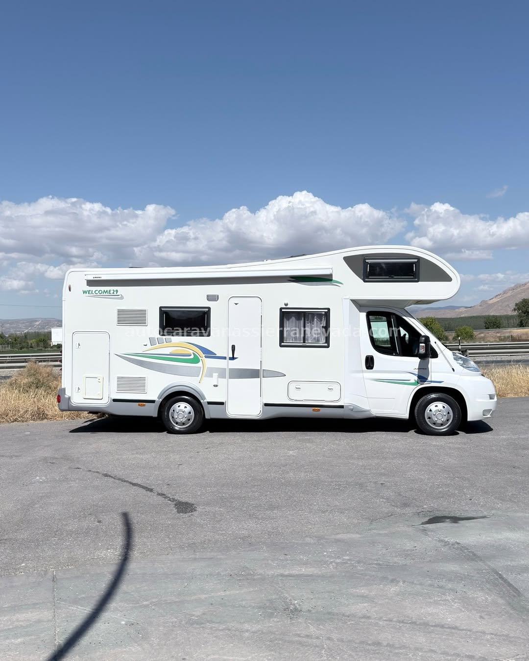 CAPUCHINA CHAUSSON WELCOME 29 Autocaravanas Sierra Nevada empresa con más de 20 años de experiencia en el sector de venta de ocasión os ofrece esta magnífica casa rodante.🗣️👉 Para más información o precio 💵 consulté en nuestra página web www.autocaravanassierranevada.com ➡️🌐💻 o haga click👉🖱️ en nuestro enlace ⬇️👇 https://autocaravanassierranevada.com/listings/chaussonwelcome-29/ ¿Quieres pagar a plazos? Llama y te informamos sin compromiso 📞617795719 📞621251555 Extras 👇 MOTOR: Citroën 2.2 HDI 130cv AÑO: 2008 KM: 113.000 Medidas: 7,00m x 3,00m Plazas viajar: 5 Plazas dormir: 5 * Medida Garaje con doble portón : (2,20m x 0,75m x 0,55m) * Camas (Literas/ Salón Convertible/Capuchina) * Suspensión Neumática Extras: Aire acondicionado(de motor) AirBag (conductor y copiloto) Velocidad de Crucero Cierre centralizado(en cabina) Espejos eléctricos Elevalunas eléctricos Radio (USB-BT-AUX-SD) Asientos giratorios Oscurecedores REMIS en cabina completa Mosquiteras en ventanas, claraboyas y puerta principal Claraboya XXL en salón TurboVent Frigo THETFORD (220v, Gas, 12v) 175L capacidad Ducha con mampara dentro de aseo 2 Batería de 95ah. 2 Placa solar de 100w. Calefacción Trumatic c Tv 12v. (TDT-HDMI-USB-DVD-SD) Escalón de doble peldaño integrado Toldo PROSTOR de 4m. Portabicis para 3 Neumáticos reforzados especial camper #autocaravanastyle #viajarconniños #viajarenautocaravanaconniños #roadtrip #autocaravanaadventure #ventadeautocaravanas #autocaravanassierranevada #autocaravantravel #autocaravanaenlaplaya #kitcamping #differentholidays #camaisla #motorhome #caravanas1000 #camper