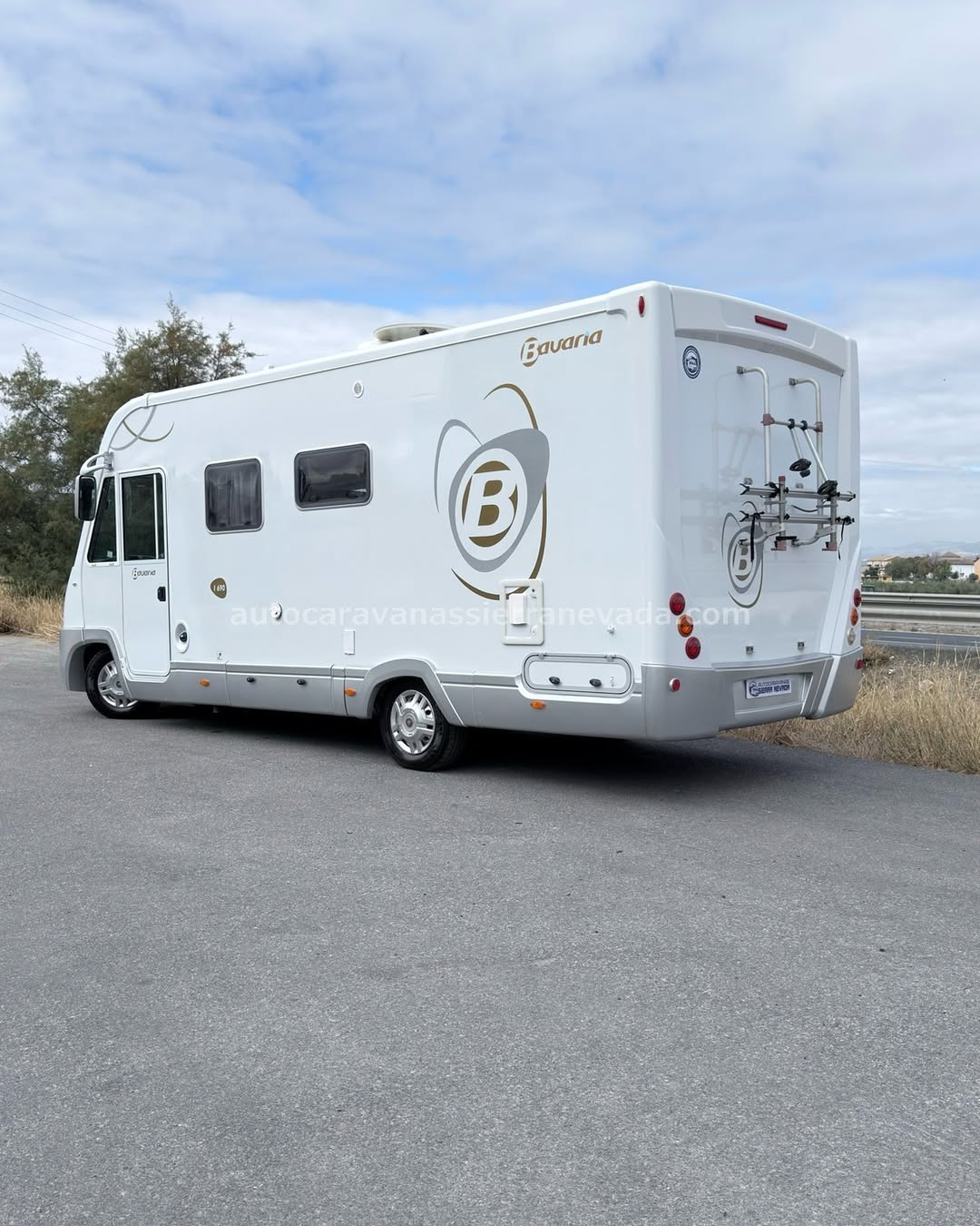 Integral BAVARIA I690 Autocaravanas Sierra Nevada empresa con más de 20 años de experiencia en el sector de venta de ocasión os ofrece esta magnífica casa rodante.🗣️👉 Para más información o precio 💵 consulté en nuestra página web www.autocaravanassierranevada.com ➡️🌐💻 o haga click👉🖱️ en nuestro enlace ⬇️👇 https://autocaravanassierranevada.com/listings/bavariai690/ ¿Quieres pagar a plazos? Llama y te informamos sin compromiso 📞617795719 📞621251555 Extras 👇 MOTOR:Fiat Ducato 2.3 MultiJet 130cv AÑO: 2010 KM:72.000 Medidas: 6,90m x 2,90m Plazas viajar: 4 Plazas dormir: 4 * Medida Garaje: (1,30m x 2,00m x 0,80m) * Camas (Francesa/ Colgante en cabina) Extras: Aire acondicionado (de motor) Velocidad de Crucero Cierre centralizado Espejos eléctricos Elevalunas eléctricos(sólo conductor) Radio (2DIN-CD-AUX) Asientos giratorios OscurecedoresREMIS en cabina completa Mosquiteras en ventanas, claraboyas y puerta principal Claraboyas transparentes y Claraboya xxl en salón Frigo THETFORD (220v, Gas, 12v, Auto) 150L capacidad Horno Extractor de humos Ducha con mampara interior de aseo Batería de 100ah. 2 Placa solar de 100w. Calefacción Truma Combi 2 Tv 12v. (TDT-HDMI-USB-DVD) Escalón eléctrico de aluminio Toldo THULEde 4,5m. Portabicis para 2 Ducha exterior Maletero lateral extraíble Neumáticos reforzados especial camper #autocaravanasgranada #autocaravanaocasion #autocaravanasdeocasion #ventaautocaravana #compraautocaravana #autocaravanabarata #caravaningandalucia #autocaravanasur #granadaturismo #granadaocasion #andaluciavanlife #vanlife #camperlife #motorhome #campervan #viajarenautocaravana #caravaninglife #aventuraenruta #viajeslibres #escapadarural #naturalezaylibertad #viajarporelmundo #rutavanlife #descubreespaña #autocaravanaspain
