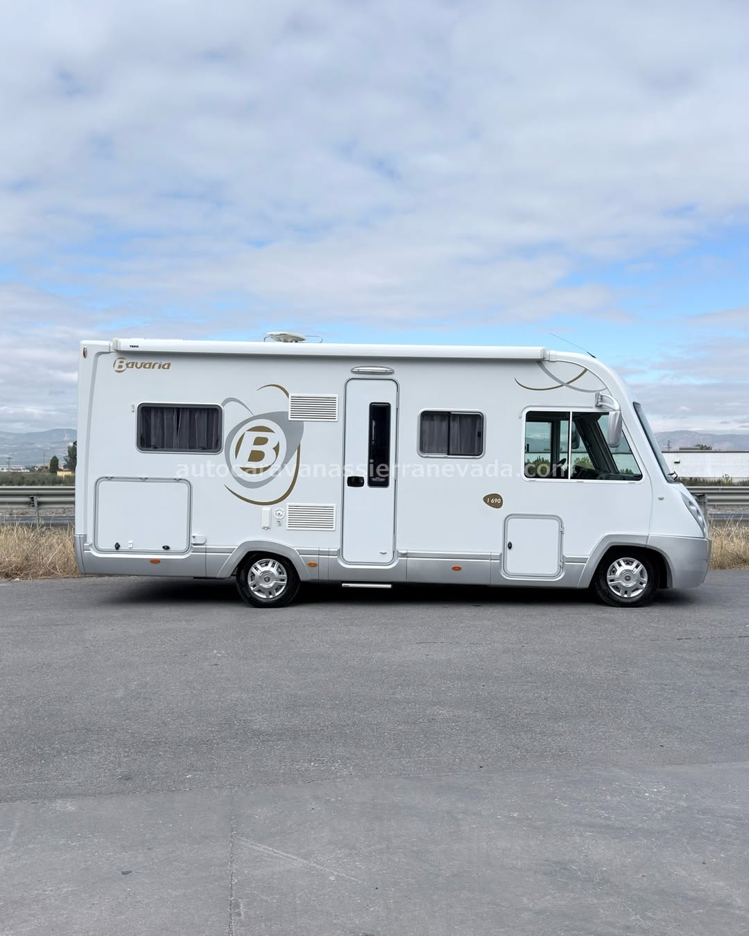 Integral BAVARIA I690

Autocaravanas Sierra Nevada empresa con más de 20 años de experiencia en el sector de venta de ocasión os ofrece esta magnífica casa rodante.🗣️👉 Para más información o precio 💵 consulté en nuestra página web

www.autocaravanassierranevada.com

➡️🌐💻 o haga click👉🖱️ en nuestro enlace ⬇️👇

https://autocaravanassierranevada.com/listings/bavariai690/

¿Quieres pagar a plazos?
Llama y te informamos sin compromiso

📞617795719
📞621251555

Extras 👇

MOTOR:Fiat Ducato 2.3 MultiJet 130cv
AÑO: 2010
KM:72.000
Medidas: 6,90m x 2,90m
Plazas viajar: 4
Plazas dormir: 4
* Medida Garaje: (1,30m x 2,00m x 0,80m)
* Camas (Francesa/ Colgante en cabina)
Extras:
Aire acondicionado (de motor)
Velocidad de Crucero
Cierre centralizado
Espejos eléctricos
Elevalunas eléctricos(sólo conductor)
Radio (2DIN-CD-AUX)
Asientos giratorios
OscurecedoresREMIS en cabina completa
Mosquiteras en ventanas, claraboyas y puerta principal
Claraboyas transparentes y Claraboya xxl en salón
Frigo THETFORD (220v, Gas, 12v, Auto) 150L capacidad
Horno
Extractor de humos
Ducha con mampara interior de aseo
Batería de 100ah.
2 Placa solar de 100w.
Calefacción Truma Combi
2 Tv 12v. (TDT-HDMI-USB-DVD)
Escalón eléctrico de aluminio
Toldo THULEde 4,5m.
Portabicis para 2
Ducha exterior
Maletero lateral extraíble
Neumáticos reforzados especial camper

#autocaravanasgranada
#autocaravanaocasion
#autocaravanasdeocasion
#ventaautocaravana
#compraautocaravana
#autocaravanabarata
#caravaningandalucia
#autocaravanasur
#granadaturismo
#granadaocasion
#andaluciavanlife
#vanlife
#camperlife
#motorhome
#campervan
#viajarenautocaravana
#caravaninglife
#aventuraenruta
#viajeslibres
#escapadarural
#naturalezaylibertad
#viajarporelmundo
#rutavanlife
#descubreespaña
#autocaravanaspain