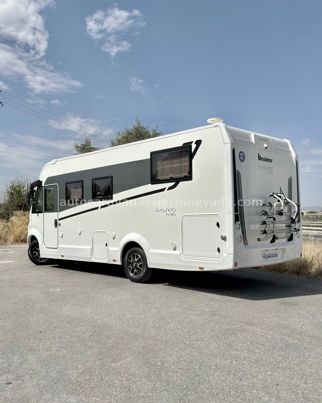 Integral BENIMAR ARISTEO 696 Autocaravanas Sierra Nevada empresa con más de 20 años de experiencia en el sector de venta de ocasión os ofrece esta magnífica casa rodante.🗣️👉 Para más información o precio 💵 consulté en nuestra página web www.autocaravanassierranevada.com ➡️🌐💻 o haga click👉🖱️ en nuestro enlace ⬇️👇 https://autocaravanassierranevada.com/listings/benimar-aristeo-696/ ¿Quieres pagar a plazos? Llama y te informamos sin compromiso 📞617795719 📞621251555 Extras 👇 MOTOR: Fiat Ducato 2.3 MultiJet 150cv AÑO: 2018 KM:17.000 Medidas: 7,40m x 3,10m Plazas viajar: 5 Plazas dormir: 5 * Medida Garaje con doble portón : (2,20m x 1,05m x 1,30m) * Camas (Isla elevable / Colgante en cabina/Salón Convertible) *Suspensión neumática Extras: Aire acondicionado (de motor) AirBag(conductor y copiloto) Velocidad de Crucero Cierre centralizado Espejos eléctricos Elevalunas eléctricos (sólo conductor) Radio (2DIN-USB-MBT-Navegador) Cámara de visión trasera Sensor de aparcamiento Cámara de video delantera con tarjeta SD Asientos giratorios OscurecedoresREMIS en cabina completa Mosquiteras en ventanas, claraboyas y puerta principal Claraboyas transparentes y Claraboya xxl en salón Aire Acondicionado TRUMA AVENTA a 220v Frigo THETFORD (220v, Gas, 12v, Auto) 141L capacidad Horno Ducha con mampara separada de aseo Sistema wc con sog Inversor de 600w Batería de 100ah. 2 Placa solar de 100w. con regulador mppt Calefacción TrumaInetReady Tv 12v. (TDT-HDMI-USB-DVD) Escalón de doble peldaño integrado Toldo FIAMMA de 4m. Portabicis FIAMMACARRY BIKE para 4 Patas estabilizadoras 4 Cierres de seguridad Neumáticos reforzados especial camper #autocaravanastyle #viajarconniños #viajarenautocaravanaconniños #roadtrip #autocaravanaadventure #ventadeautocaravanas #autocaravanassierranevada #autocaravantravel #autocaravanaenlaplaya #kitcamping #differentholidays #camaisla #motorhome #caravanas1000 #camper