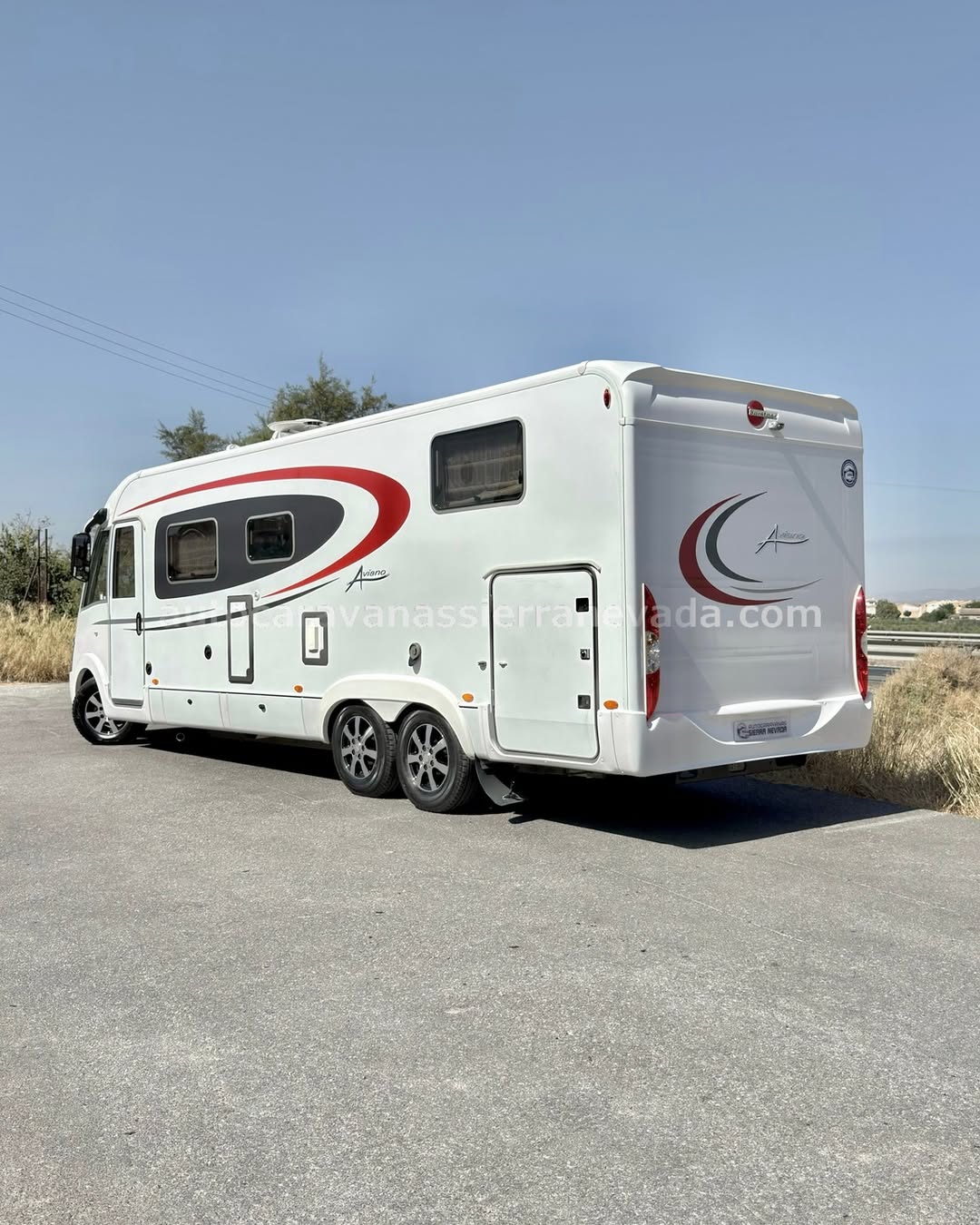 Integral BURSTNER AVIANO I840 Autocaravanas Sierra Nevada empresa con más de 20 años de experiencia en el sector de venta de ocasión os ofrece esta magnífica casa rodante.🗣️👉 Para más información o precio 💵 consulté en nuestra página web www.autocaravanassierranevada.com ➡️🌐💻 o haga click👉🖱️ en nuestro enlace ⬇️👇 https://autocaravanassierranevada.com/listings/burstner-aviano-i-840/ ¿Quieres pagar a plazos? Llama y te informamos sin compromiso 📞617795719 📞621251555 Extras 👇 MOTOR:Fiat Ducato 3.0 MultiJet 180cv /CARNET C/ AUTOMÁTICA AÑO: 2014 KM: 86.000 Medidas: 8,40m x 2,90m Plazas viajar: 4 Plazas dormir: 4 * Medida Garaje con doble portón : (2,10m x 1,10m x 1,20m) * Camas (Gemelas/ Colgante) * Chasis ALKO + Barras de torsión * Cadena de Distribución * Cadera ALDE Extras: Aire acondicionado(de motor) Airbag(conductor y copiloto) Velocidad de Crucero Cierre Centralizado Elevalunas eléctricos (sólo conductor) Espejos eléctricos Radio (2DIN-BT-USB) Cámara de visión trasera Asientos giratorios OscurecedoresREMIS en cabina completa Mosquiteras en ventanas, claraboyas y puerta principal Claraboyas transparentes y Claraboya xxl en salón Frigo THETFORD(220v, Gas, 12v, Auto) 149L capacidad Horno Extractor de humos Ducha con mampara separada de aseo WC con SOG 2 Batería de 100ah. 2 Placa solar De 100w Inversor de 2.000w Calefacción ALDE Tv 12v. (HDMI-USB-DVD-LCD) Escalón eléctrico de aluminio Toldo FIAMMA de 5m. Patas estabilizadoras 1 Cierre de Seguridad (en puerta principal) Maleteros laterales extraíbles Suspensión delantera reforzada con muelles y amortiguadores ALKO Neumáticos reforzados marca MICHELIN especial camper #autocaravanastyle #viajarconniños #viajarenautocaravanaconniños #roadtrip #autocaravanaadventure #ventadeautocaravanas #autocaravanassierranevada #autocaravantravel #autocaravanaenlaplaya #kitcamping #differentholidays #camaisla #motorhome #caravanas1000 #camper