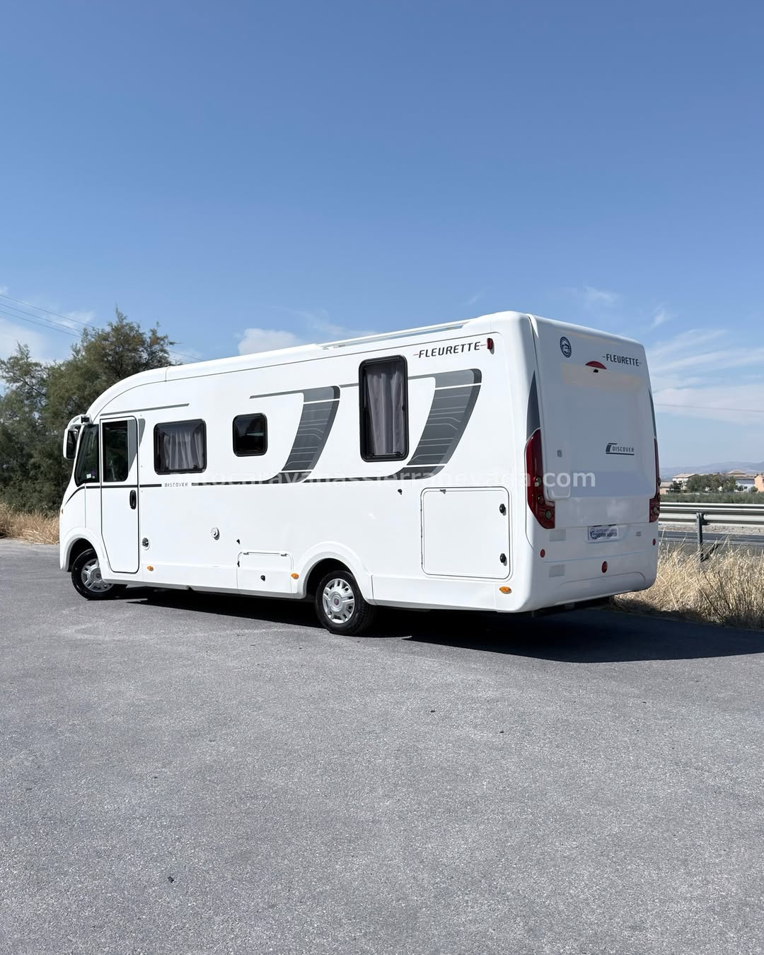 Integral FLEURETTE DISCOVER 73LMS Autocaravanas Sierra Nevada empresa con más de 20 años de experiencia en el sector de venta de ocasión os ofrece esta magnífica casa rodante.🗣️👉 Para más información o precio 💵 consulté en nuestra página web www.autocaravanassierranevada.com ➡️🌐💻 o haga click👉🖱️ en nuestro enlace ⬇️👇 https://autocaravanassierranevada.com/listings/fleurette-discover-73lms/ ¿Quieres pagar a plazos? Llama y te informamos sin compromiso 📞617795719 📞621251555 Extras 👇 MOTOR: Fiat Ducato 2.3 Multijet 150cv AÑO: 2014 KM: 126.000 Medidas: 7,30m x 2,90m Plazas viajar: 4 Plazas dormir: 4 * Medida Garaje con doble portón : (2,20m x 1,10m x 0,90m) * Camas (Isla/ Colgante en cabina) * Chasis ALKO + Barras de torsión Extras: Aire acondicionado(de motor) AirBag (conductor y copiloto) Velocidad de CruceroElevalunas eléctricos (sólo conductor) Radio (2DIN-CD-USB-BT) Cierre centralizado Espejos eléctricos Cámara de visión trasera(en radio) Asientos giratorios Oscurecedores REMIS en cabina completa Mosquiteras en ventanas, claraboyas y puerta principal Ventana PRACTICABLE con mosquitera en puerta principal Claraboyas transparentes y Claraboya xxl en salón Frigo DOMETIC (220v, Gas, 12v, Auto) 160L capacidad Horno Extractor de humos Ducha con mampara separada de aseo Batería de 100ah. Placa solar de 100w. Calefacción Truma Combi Tv 12v. (LCD-HDMI-USB-DVD) Escalón de doble peldaño integrado Toldo FIAMMA de 4m. Escalera trasera para subir a techo Baca de aluminio Neumáticos reforzados marca CONTINENTAL especial camper #autocaravanastyle #viajarconniños #viajarenautocaravanaconniños #roadtrip #autocaravanaadventure #ventadeautocaravanas #autocaravanassierranevada #autocaravantravel #autocaravanaenlaplaya #kitcamping #differentholidays #camaisla #motorhome #caravanas1000 #camper
