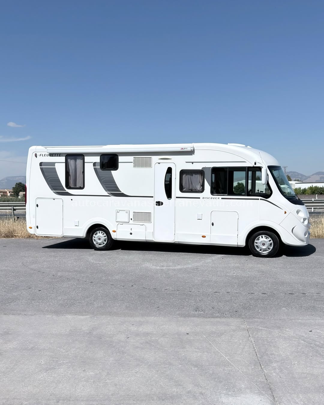 Integral FLEURETTE DISCOVER 73LMS Autocaravanas Sierra Nevada empresa con más de 20 años de experiencia en el sector de venta de ocasión os ofrece esta magnífica casa rodante.🗣️👉 Para más información o precio 💵 consulté en nuestra página web www.autocaravanassierranevada.com ➡️🌐💻 o haga click👉🖱️ en nuestro enlace ⬇️👇 https://autocaravanassierranevada.com/listings/fleurette-discover-73lms/ ¿Quieres pagar a plazos? Llama y te informamos sin compromiso 📞617795719 📞621251555 Extras 👇 MOTOR: Fiat Ducato 2.3 Multijet 150cv AÑO: 2014 KM: 126.000 Medidas: 7,30m x 2,90m Plazas viajar: 4 Plazas dormir: 4 * Medida Garaje con doble portón : (2,20m x 1,10m x 0,90m) * Camas (Isla/ Colgante en cabina) * Chasis ALKO + Barras de torsión Extras: Aire acondicionado(de motor) AirBag (conductor y copiloto) Velocidad de Crucero Cierre centralizado Espejos eléctricos Elevalunas eléctricos (sólo conductor) Radio (2DIN-CD-USB-BT) Cámara de visión trasera(en radio) Asientos giratorios Oscurecedores REMIS en cabina completa Mosquiteras en ventanas, claraboyas y puerta principal Ventana PRACTICABLE con mosquitera en puerta principal Claraboyas transparentes y Claraboya xxl en salón Frigo DOMETIC (220v, Gas, 12v, Auto) 160L capacidad Horno Extractor de humos Ducha con mampara separada de aseo Batería de 100ah. Placa solar de 100w. Calefacción Truma Combi Tv 12v. (LCD-HDMI-USB-DVD) Escalón de doble peldaño integrado Toldo FIAMMA de 4m. Escalera trasera para subir a techo Baca de aluminio Neumáticos reforzados marca CONTINENTAL especial camper #autocaravanastyle #viajarconniños #viajarenautocaravanaconniños #roadtrip #autocaravanaadventure #ventadeautocaravanas #autocaravanassierranevada #autocaravantravel #autocaravanaenlaplaya #kitcamping #differentholidays #camaisla #motorhome #caravanas1000 #camper