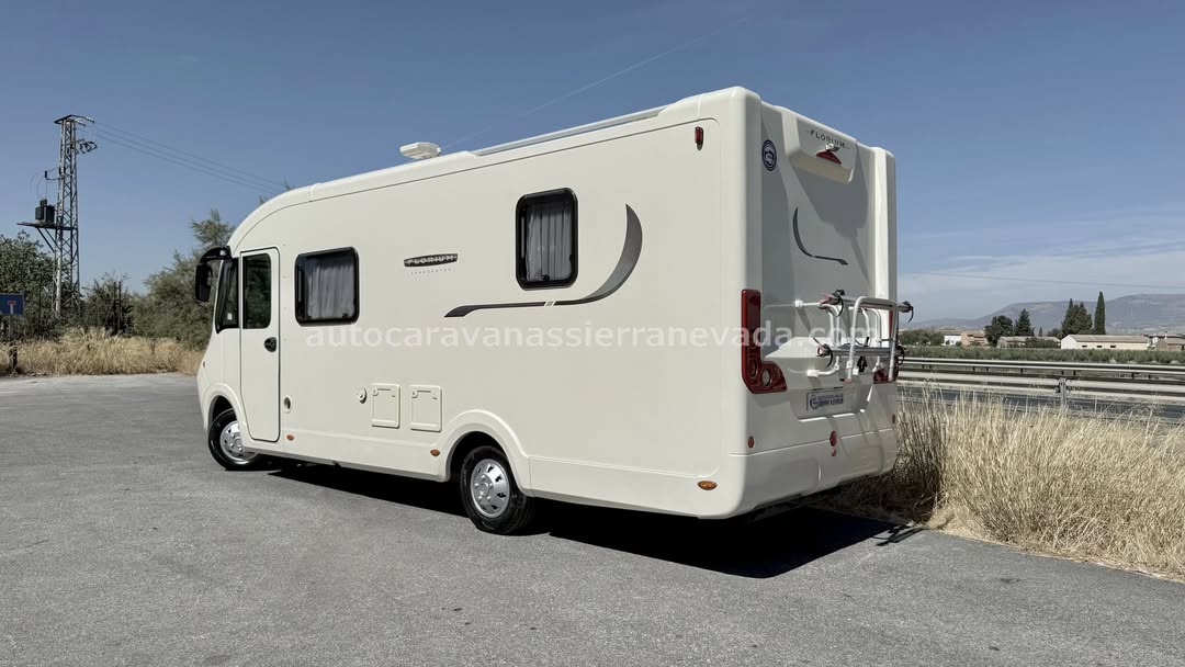Integral FLEURETTE Florium Landcaster 71 Autocaravanas Sierra Nevada empresa con más de 20 años de experiencia en el sector de venta de ocasión os ofrece esta magnífica casa rodante.🗣️👉 Para más información o precio 💵 consulté en nuestra página web www.autocaravanassierranevada.com ➡️🌐💻 o haga click👉🖱️ en nuestro enlace ⬇️👇 https://autocaravanassierranevada.com/listings/fleurette-florium-landcaster-71/ ¿Quieres pagar a plazos? Llama y te informamos sin compromiso 📞617795719 📞621251555 Extras 👇 MOTOR:Fiat Ducato 2.3 MultiJet 130cv AÑO: 2013 KM: 59.000 Medidas: 7,00m x 3,00m Plazas viajar: 4 Plazas dormir: 4 * Medida Garaje: (2,15m x 1,00m x 0,80m) * Camas (Isla/ Colgante) * Chasis ALKO + Barras de torsión Extras: Aire acondicionado(de motor) AirBag(conductor y copiloto) Velocidad de Crucero Cierre centralizado Espejos eléctricos Elevalunas eléctricos (sólo conductor) Radio (2DIN-CD-USB-BT-CAMARA TRASERA) Asientos giratorios Oscurecedores REMIS en cabina completa Mosquiteras en ventanas, claraboyas Claraboyas transparentes y Claraboya xxl en salón Frigo DOMETIC (220v, Gas, 12v, Auto) 160L capacidad Horno a gas Extractor de humos Ducha con mampara separada de aseo 1 Baterías LITIO de 260ah. 2 Placas solares de 80w. Calefacción TRUMA Combi Tv 12v. (TDT-HDMI-USB-DVD) Escalón de doble peldaño integrado Toldo PROSTOR de 4m. Baca de aluminio Neumáticos reforzados marca CONTINENTAL especial camper #autocaravanastyle #viajarconniños #viajarenautocaravanaconniños #roadtrip #autocaravanaadventure #ventadeautocaravanas #autocaravanassierranevada #autocaravantravel #autocaravanaenlaplaya #kitcamping #differentholidays #camaisla #motorhome #caravanas1000 #camper #motorhome
