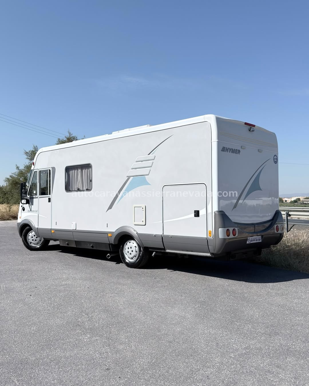 Integral Hymer B 614 SL Autocaravanas Sierra Nevada empresa con más de 20 años de experiencia en el sector de venta de ocasión os ofrece esta magnífica casa rodante.🗣️👉 Para más información o precio 💵 consulté en nuestra página web www.autocaravanassierranevada.com ➡️🌐💻 o haga click👉🖱️ en nuestro enlace ⬇️👇 https://autocaravanassierranevada.com/listings/hymer-b-614-sl-3/ ¿Quieres pagar a plazos? Llama y te informamos sin compromiso 📞617795719 📞621251555 Extras 👇 MOTOR: Fiat Ducato 2.8 JTD 145cv AÑO: 2005 KM: 87.000 Medidas: 6,80m x 2,90m Plazas viajar: 4 Plazas dormir: 4 * Medida Garaje con doble portón : (1,90m x 1,50m x 1,20m) * Camas (Transversal / Colgante en cabina) * Chasis ALKO EXTRAS: Aire acondicionado(de motor) A.S.R (Sistema antiderrapaje) Elevalunas eléctricos (sólo conductor) Radio CD Cámara de visión trasera Asientos giratorios Oscurecedores REMIS en cabina completa Mosquiteras en ventanas y claraboyas Claraboya xxl en salón Frigo DOMETIC (220v, Gas, 12v, Auto) 150L capacidad Horno Extractor de humos Ducha con mampara dentro de aseo Batería de 100ah. Placa solar de 100w. Calefacción Trumatic C Escalón eléctrico de aluminio Toldo OMNISTOR de 4,5m. Patas estabilizadoras Maleteros laterales con acceso al doble suelo Neumáticos reforzados marca MICHELIN especial camper #autocaravanastyle #viajarconniños #viajarenautocaravanaconniños #roadtrip #autocaravanaadventure #ventadeautocaravanas #autocaravanassierranevada #autocaravantravel #autocaravanaenlaplaya #kitcamping #differentholidays #camaisla #motorhome #caravanas1000 #camper