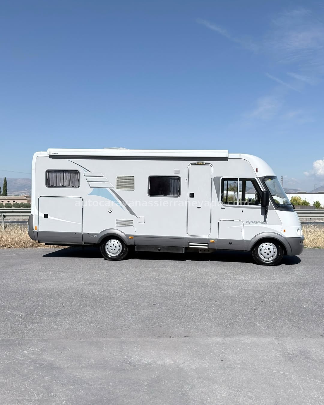 Integral Hymer B 614 SL Autocaravanas Sierra Nevada empresa con más de 20 años de experiencia en el sector de venta de ocasión os ofrece esta magnífica casa rodante.🗣️👉 Para más información o precio 💵 consulté en nuestra página web www.autocaravanassierranevada.com ➡️🌐💻 o haga click👉🖱️ en nuestro enlace ⬇️👇 https://autocaravanassierranevada.com/listings/hymer-b-614-sl-3/ ¿Quieres pagar a plazos? Llama y te informamos sin compromiso 📞617795719 📞621251555 Extras 👇 MOTOR: Fiat Ducato 2.8 JTD 145cv AÑO: 2005 KM: 87.000 Medidas: 6,80m x 2,90m Plazas viajar: 4 Plazas dormir: 4 * Medida Garaje con doble portón : (1,90m x 1,50m x 1,20m) * Camas (Transversal / Colgante en cabina) * Chasis ALKO EXTRAS: Aire acondicionado(de motor) A.S.R (Sistema antiderrapaje) Elevalunas eléctricos (sólo conductor) Radio CD Cámara de visión trasera Asientos giratorios Oscurecedores REMIS en cabina completa Mosquiteras en ventanas y claraboyas Claraboya xxl en salón Frigo DOMETIC (220v, Gas, 12v, Auto) 150L capacidad Horno Extractor de humos Ducha con mampara dentro de aseo Batería de 100ah. Placa solar de 100w. Calefacción Trumatic C Escalón eléctrico de aluminio Toldo OMNISTOR de 4,5m. Patas estabilizadoras Maleteros laterales con acceso al doble suelo Neumáticos reforzados marca MICHELIN especial camper #autocaravanastyle #viajarconniños #viajarenautocaravanaconniños #roadtrip #autocaravanaadventure #ventadeautocaravanas #autocaravanassierranevada #autocaravantravel #autocaravanaenlaplaya #kitcamping #differentholidays #camaisla #motorhome #caravanas1000 #camper