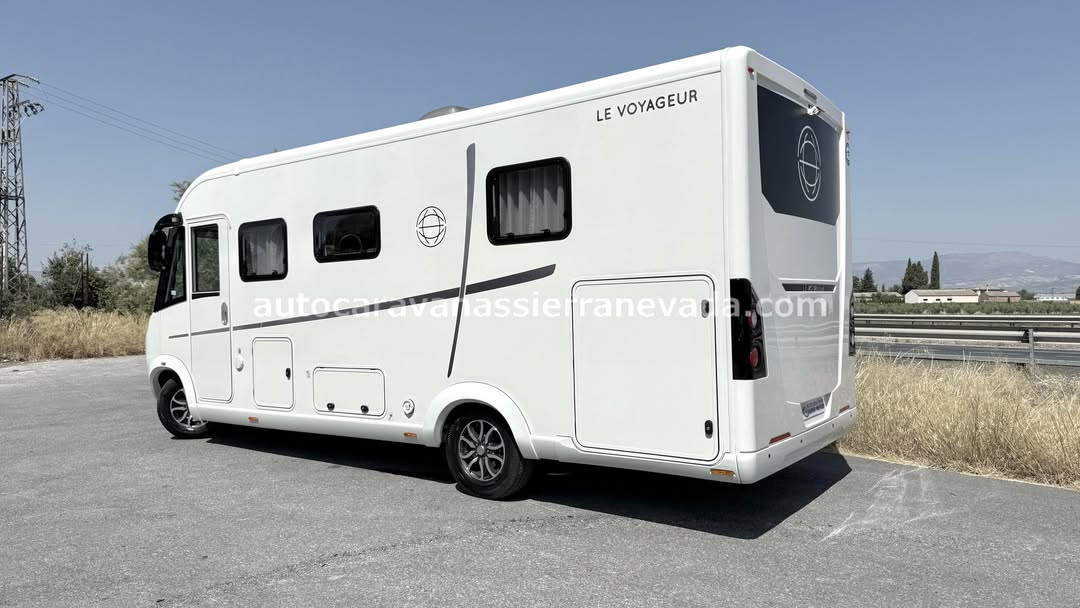 Integral LEVOYAGEUR 7.2

Autocaravanas Sierra Nevada empresa con más de 20 años de experiencia en el sector de venta de ocasión os ofrece esta magnífica casa rodante.🗣️👉 Para más información o precio 💵 consulté en nuestra página web

www.autocaravanassierranevada.com

➡️🌐💻 o haga click👉🖱️ en nuestro enlace ⬇️👇

https://autocaravanassierranevada.com/listings/levoyageur-7-2-2/

¿Quieres pagar a plazos?
Llama y te informamos sin compromiso

📞617795719
📞621251555

Extras 👇

CARNET C

MOTOR:Fiat Ducato 2.3 Multijet 150cv AUTOMATICO
AÑO: 2017
KM: 52.000
Medidas: 7,20m x 3,00m
Plazas viajar: 4
Plazas dormir: 4
* Medida Garaje con doble portón:(2,20m x 1,10m x 1,05m)
* Camas (ISLA / Colgante en Cabina)
* Chasis ALKO + Barra de torsión
* Suspensión neumática autoinflado desde cabina
* Patas estabilizadoras hidráulicas control desde pantalla
Extras:
Aire acondicionado (de motor)
AirBag (conductor y copiloto)
Velocidad de crucero
Cierre centralizado (2 puertas)
Espejos eléctricos
Elevalunas eléctricos (sólo conductor)
Radio (2DIN – CD – USB – BT)
Cámara de visión trasera
Sensor de aparcamiento
Asientos giratorios
OscurecedoresREMIS en cabina completa
Parasoles enrollables manuales
Mosquiteras en ventanas, claraboyas y puerta principal
Claraboyas Transparentes excepto turbovent
Claraboyas XXL en salón
TuerboVent en cocina
Frigo DOMETIC (220v, Gas, 12v, Auto) 134L capacidad
Ducha con mampara separada del aseo
Inverter de 1500w
1Batería de litio de 120ah.
2 Placas solares 250 watt. En total y regulador victron blue solar charge
Boster DC-batterycharger
Calefacción ALDE
1 TV 12v (smart TV TDT USB HDMI)
1 TV 12v. (TDT - HDMI - USB -)
Escalón eléctrico de aluminio
Toldo OMNISTOR de 4,5m.
Maleteros Laterales
Ducha exterior
Llantas de aluminio y Neumáticos reforzados marca CONTINENTAL especial camper

#autocaravanastyle #viajarconniños #viajarenautocaravanaconniños #roadtrip #autocaravanaadventure #ventadeautocaravanas #autocaravanassierranevada #autocaravantravel #autocaravanaenlaplaya #kitcamping #differentholidays #camaisla #motorhome #caravanas1000 #camper